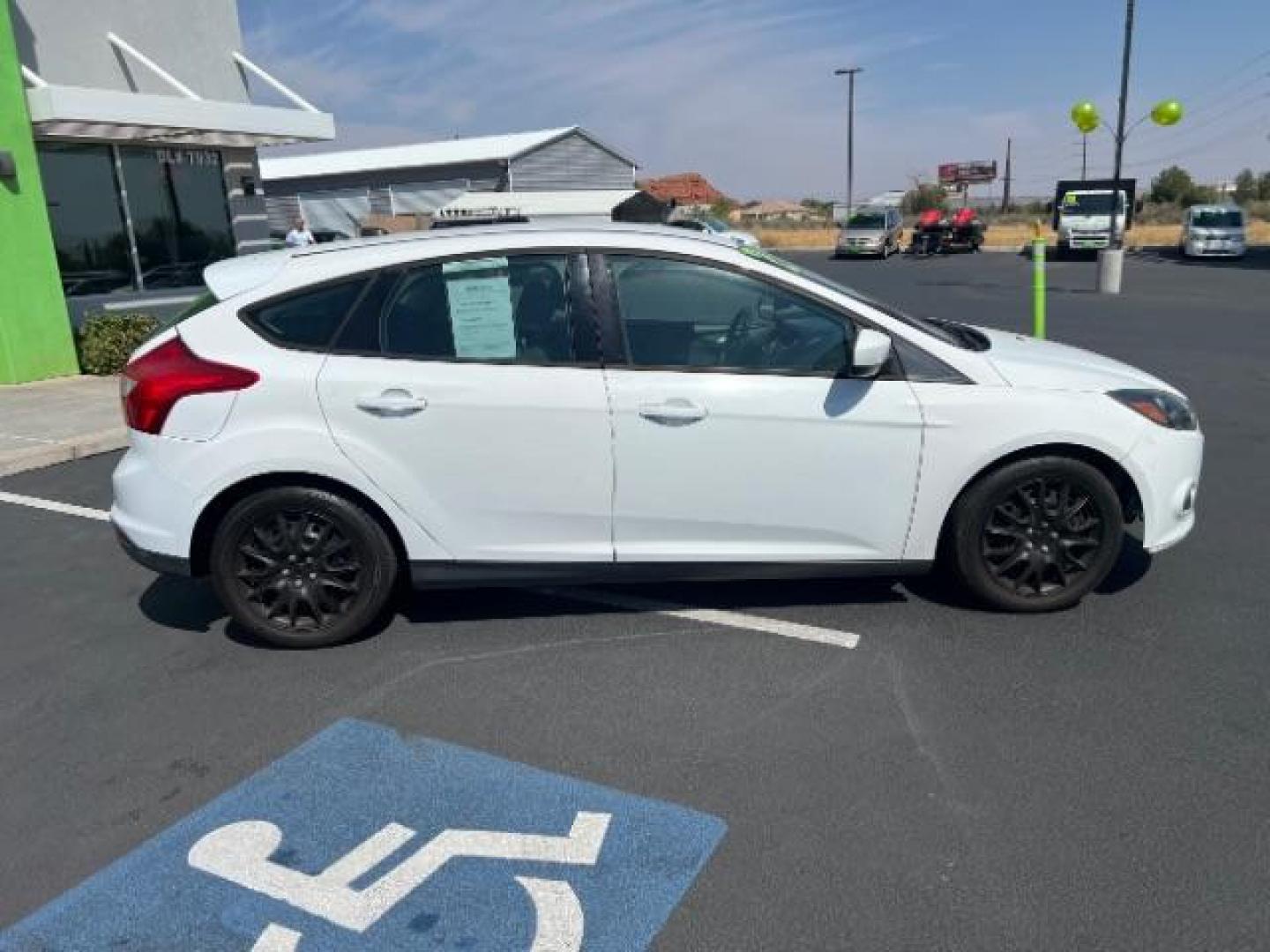 2012 Oxford White /Charcoal Black/Metal Gray Cloth Interior Ford Focus SE (1FAHP3K27CL) with an 2.0L L4 DOHC 16V engine, 6-Speed Automatic transmission, located at 1865 East Red Hills Pkwy, St. George, 84770, (435) 628-0023, 37.120850, -113.543640 - Photo#7