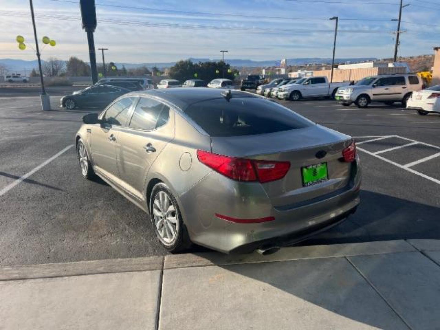 2015 Satin Metal /Beige Kia Optima EX (5XXGN4A71FG) with an 2.4L L4 DOHC 16V engine, 6-Speed Automatic transmission, located at 1865 East Red Hills Pkwy, St. George, 84770, (435) 628-0023, 37.120850, -113.543640 - We specialize in helping ALL people get the best financing available. No matter your credit score, good, bad or none we can get you an amazing rate. Had a bankruptcy, divorce, or repossessions? We give you the green light to get your credit back on the road. Low down and affordable payments that fit - Photo#4