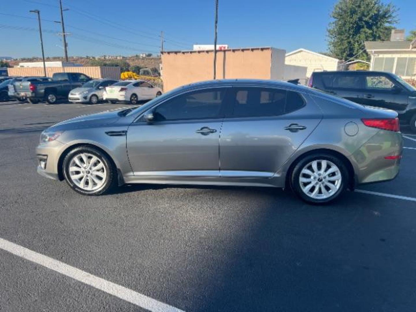 2015 Satin Metal /Beige Kia Optima EX (5XXGN4A71FG) with an 2.4L L4 DOHC 16V engine, 6-Speed Automatic transmission, located at 1865 East Red Hills Pkwy, St. George, 84770, (435) 628-0023, 37.120850, -113.543640 - We specialize in helping ALL people get the best financing available. No matter your credit score, good, bad or none we can get you an amazing rate. Had a bankruptcy, divorce, or repossessions? We give you the green light to get your credit back on the road. Low down and affordable payments that fit - Photo#3