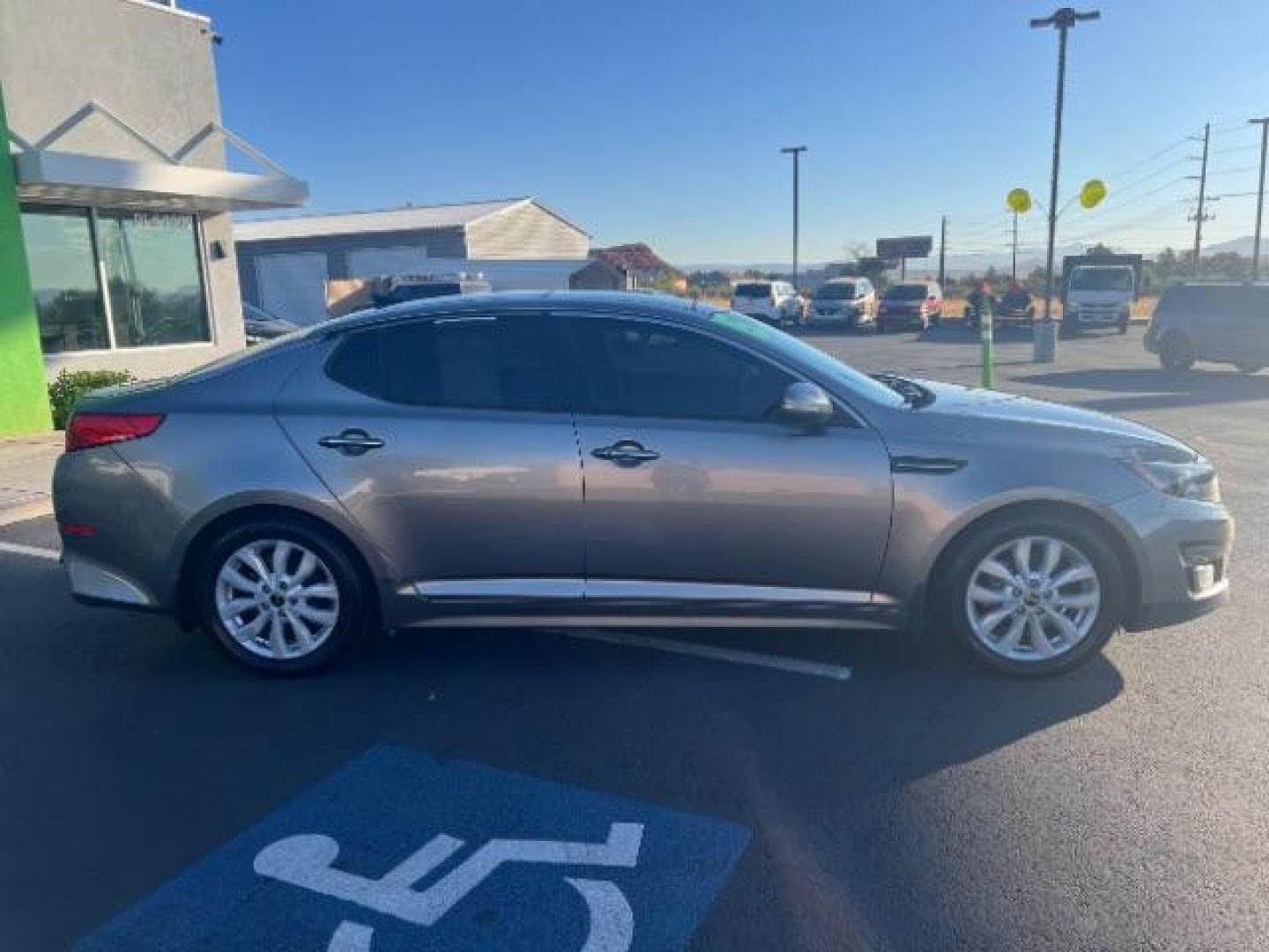 2015 Satin Metal /Beige Kia Optima EX (5XXGN4A71FG) with an 2.4L L4 DOHC 16V engine, 6-Speed Automatic transmission, located at 1865 East Red Hills Pkwy, St. George, 84770, (435) 628-0023, 37.120850, -113.543640 - We specialize in helping ALL people get the best financing available. No matter your credit score, good, bad or none we can get you an amazing rate. Had a bankruptcy, divorce, or repossessions? We give you the green light to get your credit back on the road. Low down and affordable payments that fit - Photo#7