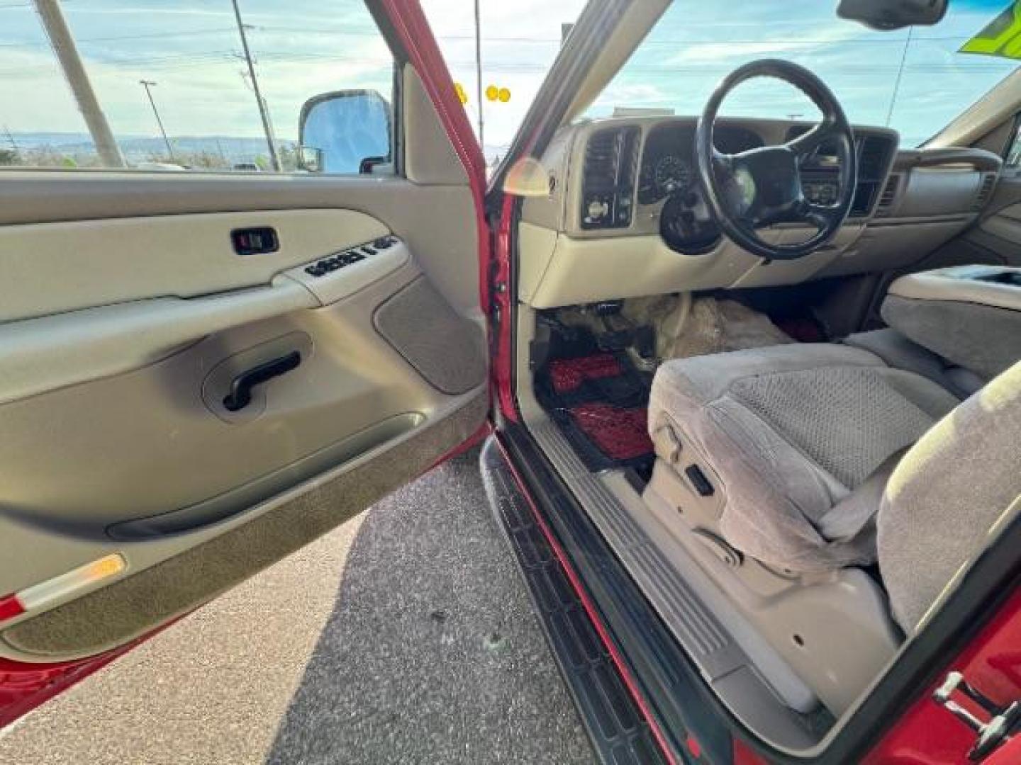 2002 Victory Red /Tan/Neutral Custom C Chevrolet Tahoe 2WD (1GNEC13VX2R) with an 4.8L V8 OHV 16V engine, 4-Speed Automatic transmission, located at 940 North Main Street, Cedar City, UT, 84720, (435) 628-0023, 37.692936, -113.061897 - Photo#16