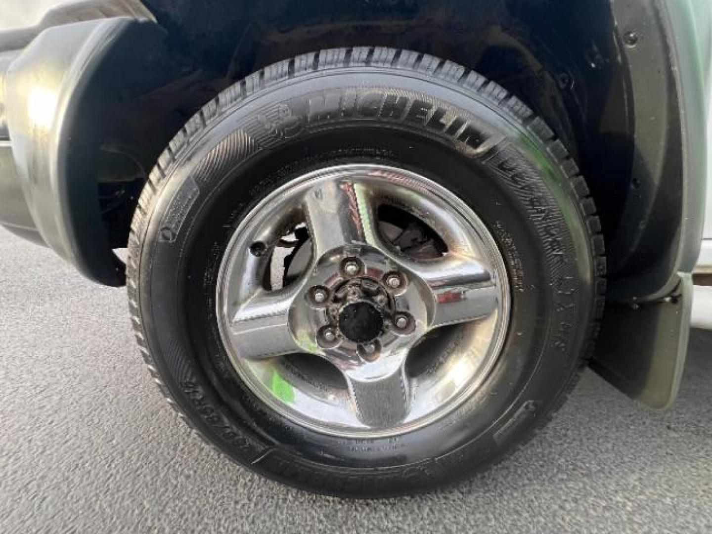 2001 White /Gray Cloth Interior Nissan Xterra SE 4WD (5N1ED28Y81C) with an 3.3L V6 SOHC 12V engine, 4-Speed Automatic transmission, located at 1865 East Red Hills Pkwy, St. George, 84770, (435) 628-0023, 37.120850, -113.543640 - We specialize in helping ALL people get the best financing available. No matter your credit score, good, bad or none we can get you an amazing rate. Had a bankruptcy, divorce, or repossessions? We give you the green light to get your credit back on the road. Low down and affordable payments that fit - Photo#10