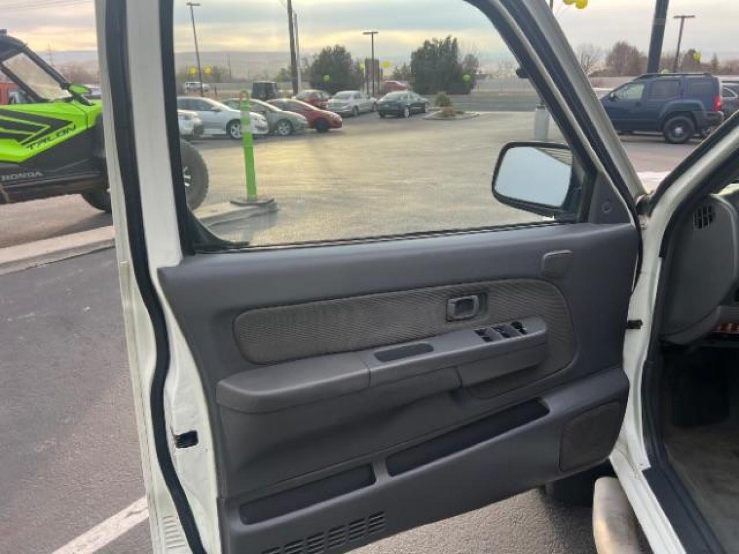 2001 White /Gray Cloth Interior Nissan Xterra SE 4WD (5N1ED28Y81C) with an 3.3L V6 SOHC 12V engine, 4-Speed Automatic transmission, located at 1865 East Red Hills Pkwy, St. George, 84770, (435) 628-0023, 37.120850, -113.543640 - We specialize in helping ALL people get the best financing available. No matter your credit score, good, bad or none we can get you an amazing rate. Had a bankruptcy, divorce, or repossessions? We give you the green light to get your credit back on the road. Low down and affordable payments that fit - Photo#12