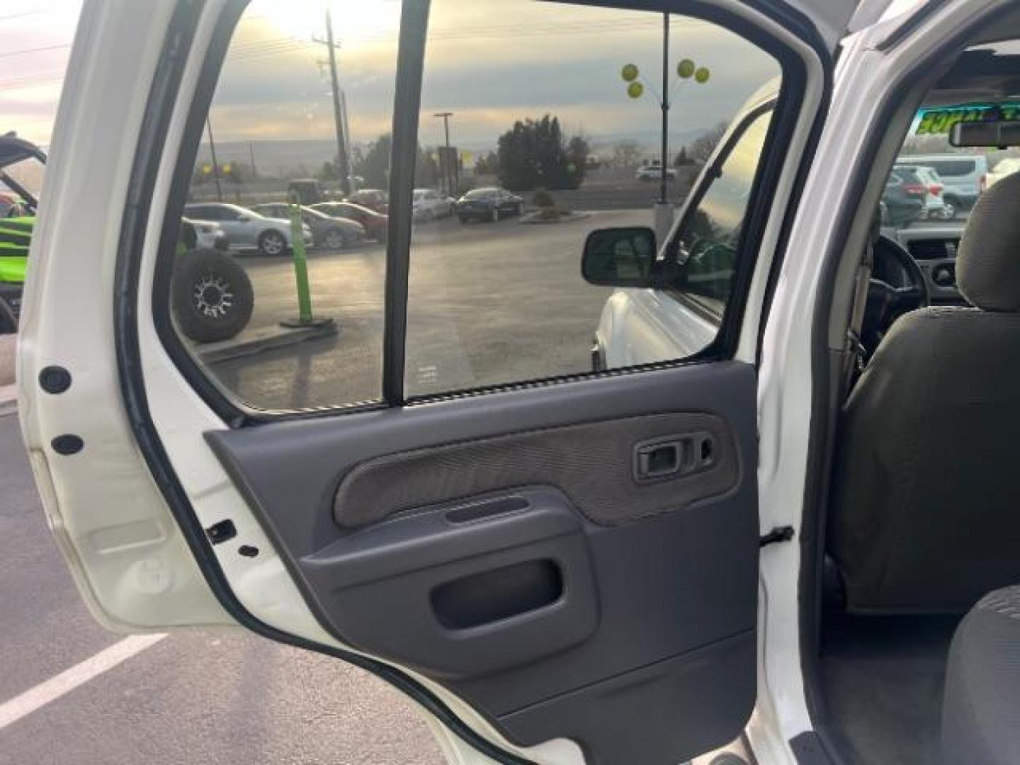 2001 White /Gray Cloth Interior Nissan Xterra SE 4WD (5N1ED28Y81C) with an 3.3L V6 SOHC 12V engine, 4-Speed Automatic transmission, located at 1865 East Red Hills Pkwy, St. George, 84770, (435) 628-0023, 37.120850, -113.543640 - We specialize in helping ALL people get the best financing available. No matter your credit score, good, bad or none we can get you an amazing rate. Had a bankruptcy, divorce, or repossessions? We give you the green light to get your credit back on the road. Low down and affordable payments that fit - Photo#21