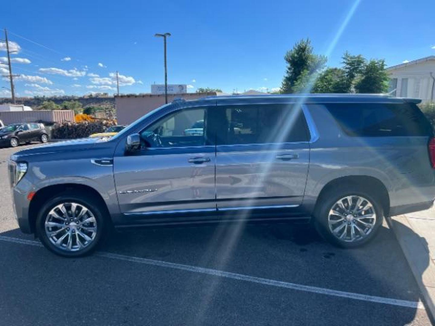 2021 Grey /Tan GMC Yukon XL Denali 4WD (1GKS2JKL6MR) with an 6.2L V8 OHV 16V engine, 10-Speed Automatic transmission, located at 1865 East Red Hills Pkwy, St. George, 84770, (435) 628-0023, 37.120850, -113.543640 - Photo#4