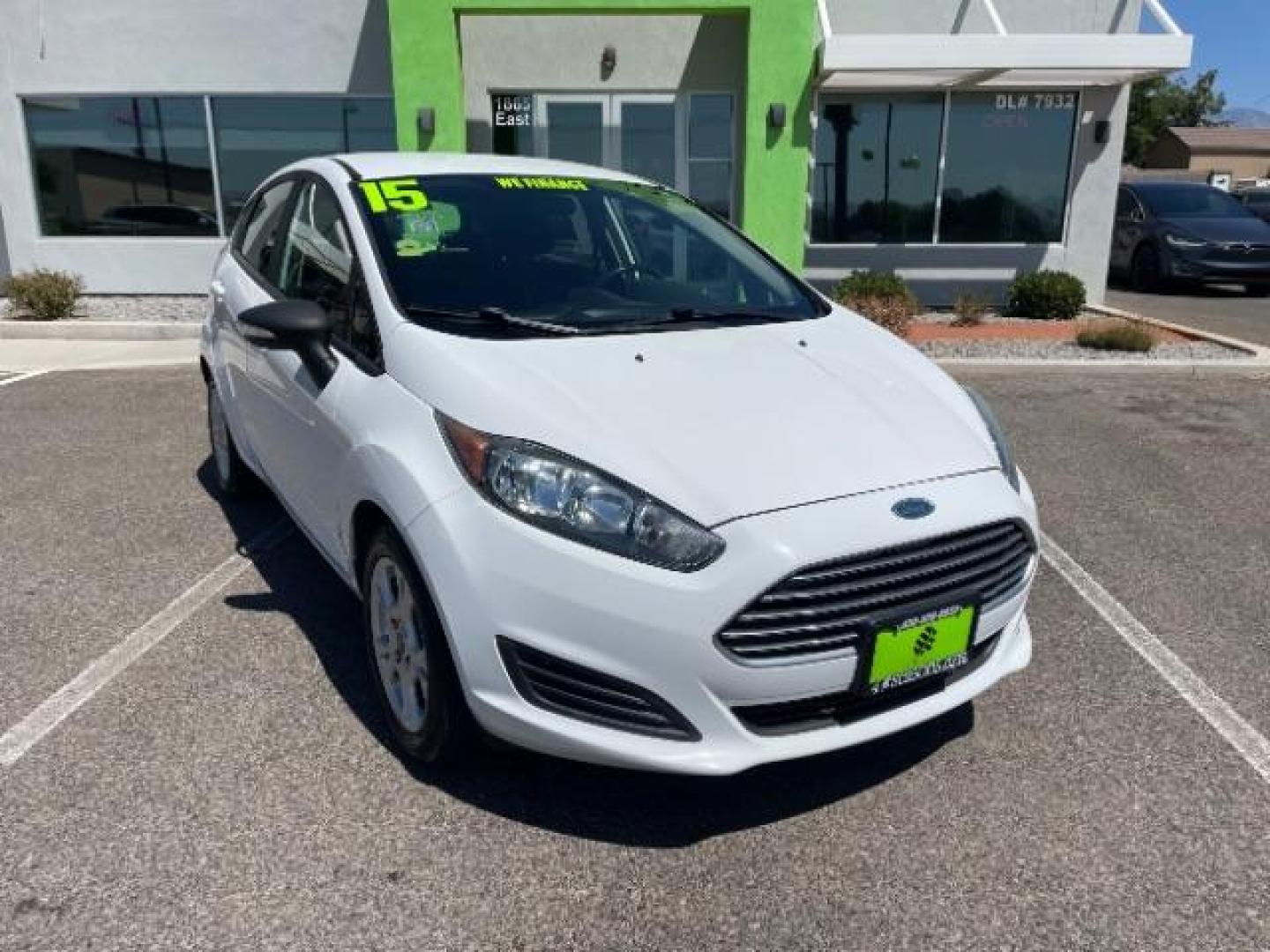 2015 Oxford White /Charcoal Black Ford Fiesta SE Hatchback (3FADP4EJ4FM) with an 1.6L L4 DOHC 16V engine, 6-Speed Automatic transmission, located at 1865 East Red Hills Pkwy, St. George, 84770, (435) 628-0023, 37.120850, -113.543640 - We specialize in helping ALL people get the best financing available. No matter your credit score, good, bad or none we can get you an amazing rate. Had a bankruptcy, divorce, or repossessions? We give you the green light to get your credit back on the road. Low down and affordable payments that fit - Photo#1