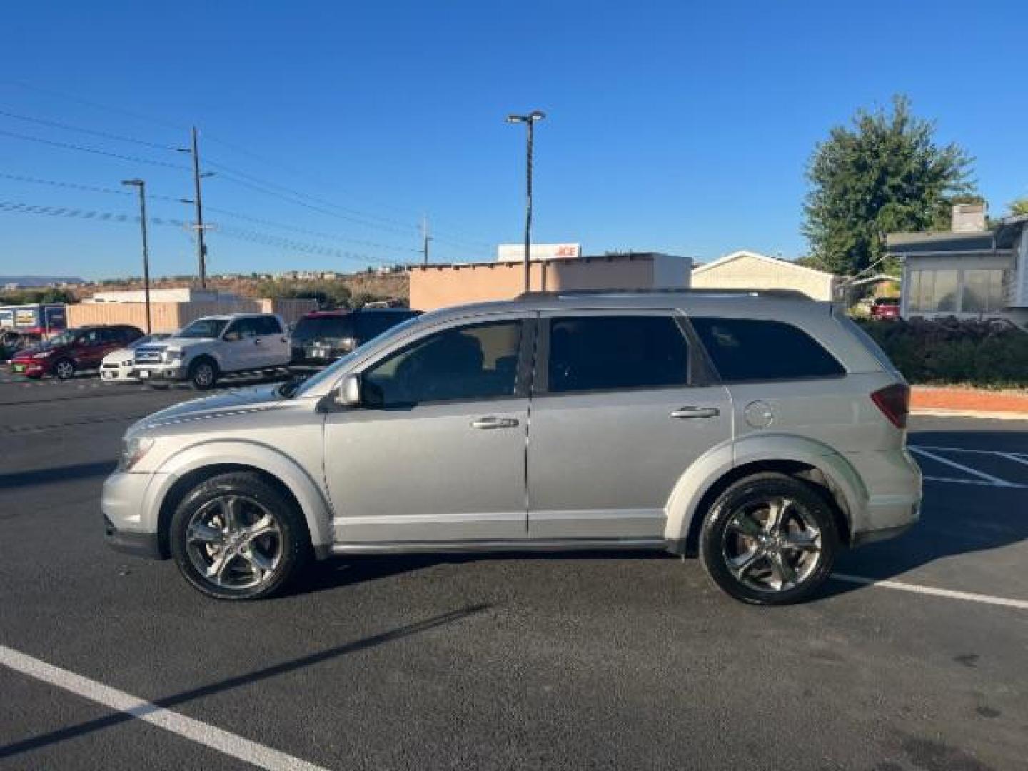 2015 Billet Silver Metall /Black Dodge Journey Crossroad FWD (3C4PDCGG3FT) with an 3.6L V6 DOHC 24V engine, 6-Speed Automatic transmission, located at 940 North Main Street, Cedar City, UT, 84720, (435) 628-0023, 37.692936, -113.061897 - Photo#3