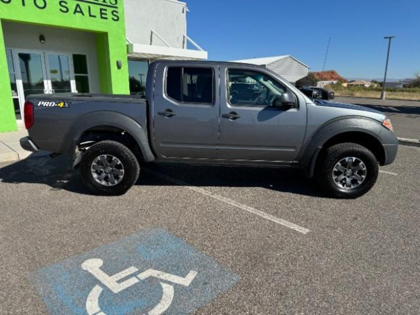 2018 Gun Metallic /Graphite w/White Stitching, cloth Nissan Frontier PRO-4X Crew Cab 5AT 4WD (1N6AD0EV9JN) with an 4.0L V6 DOHC 24V engine, 5-Speed Automatic transmission, located at 940 North Main Street, Cedar City, UT, 84720, (435) 628-0023, 37.692936, -113.061897 - Photo#11