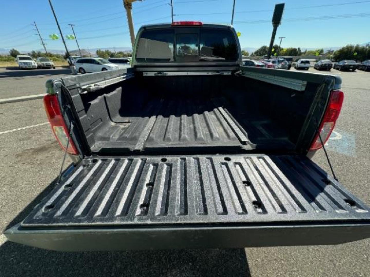 2018 Gun Metallic /Graphite w/White Stitching, cloth Nissan Frontier PRO-4X Crew Cab 5AT 4WD (1N6AD0EV9JN) with an 4.0L V6 DOHC 24V engine, 5-Speed Automatic transmission, located at 940 North Main Street, Cedar City, UT, 84720, (435) 628-0023, 37.692936, -113.061897 - Photo#29