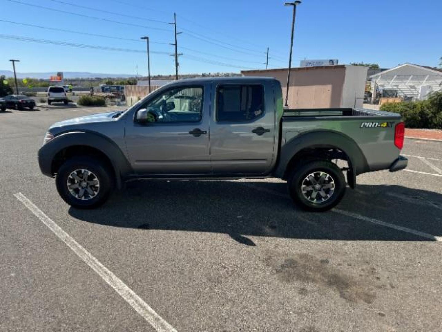 2018 Gun Metallic /Graphite w/White Stitching, cloth Nissan Frontier PRO-4X Crew Cab 5AT 4WD (1N6AD0EV9JN) with an 4.0L V6 DOHC 24V engine, 5-Speed Automatic transmission, located at 940 North Main Street, Cedar City, UT, 84720, (435) 628-0023, 37.692936, -113.061897 - Photo#5