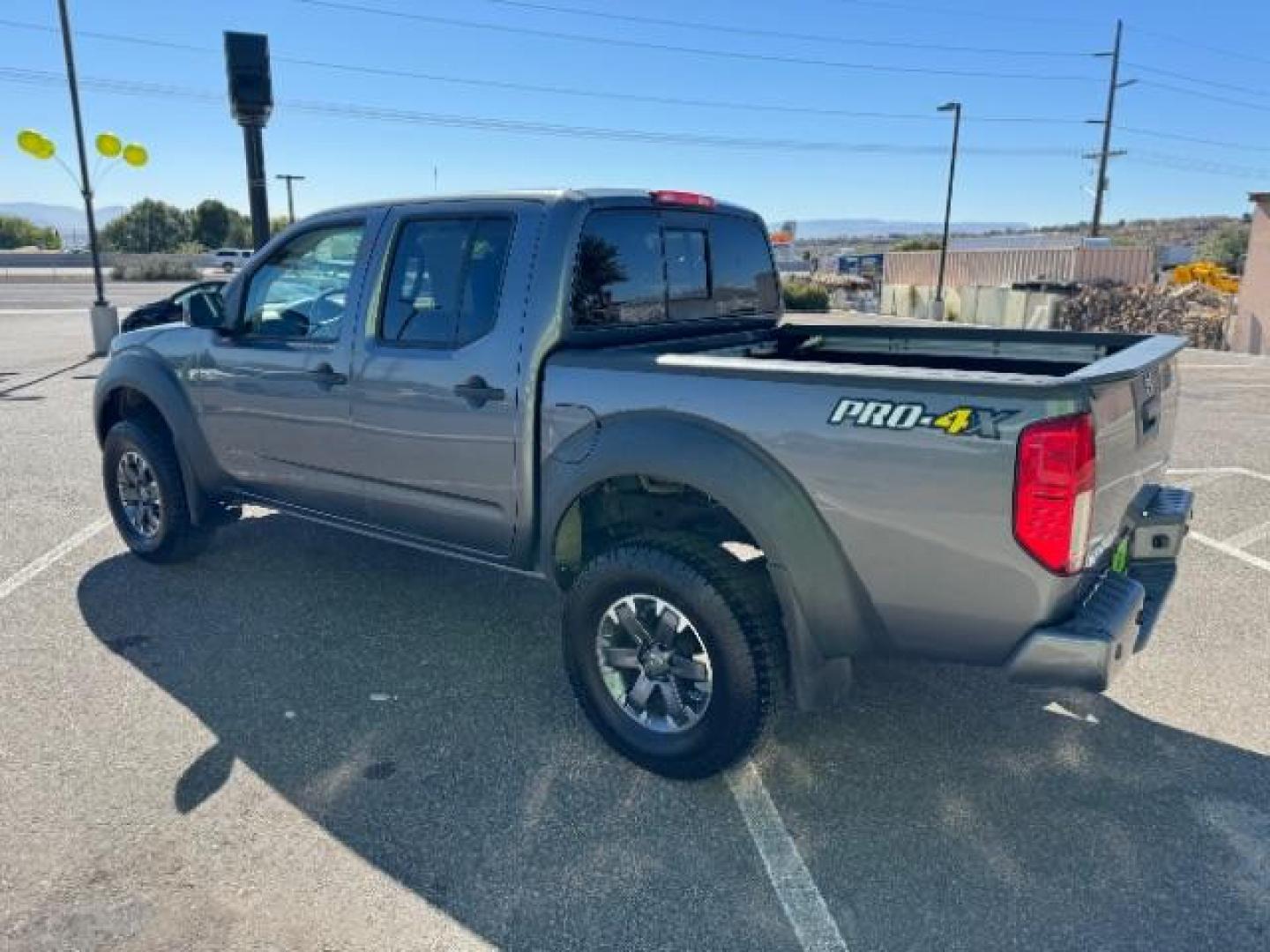 2018 Gun Metallic /Graphite w/White Stitching, cloth Nissan Frontier PRO-4X Crew Cab 5AT 4WD (1N6AD0EV9JN) with an 4.0L V6 DOHC 24V engine, 5-Speed Automatic transmission, located at 940 North Main Street, Cedar City, UT, 84720, (435) 628-0023, 37.692936, -113.061897 - Photo#6