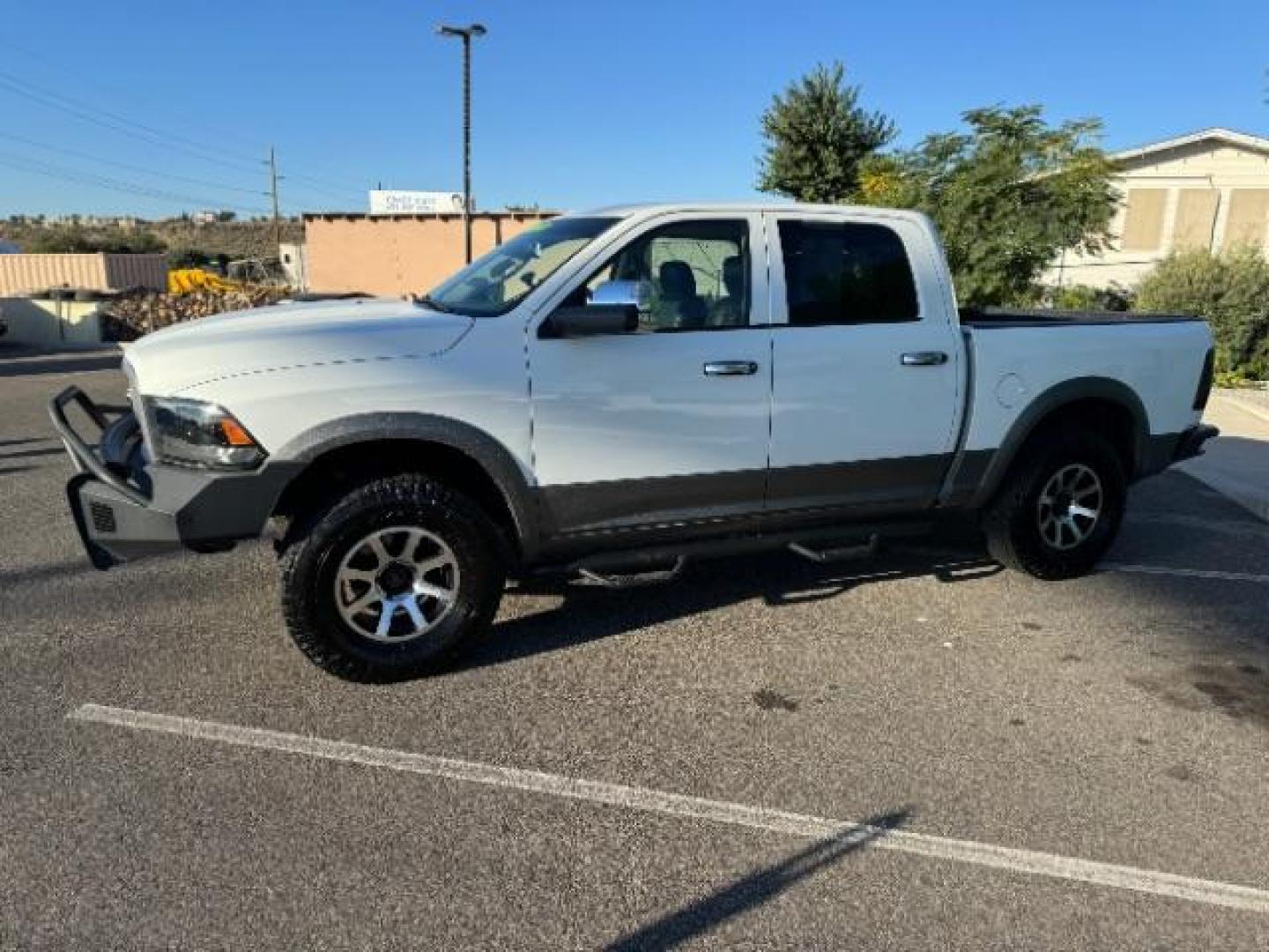 2012 Bright White /Dark Slate Leather Interior RAM 1500 Laramie Crew Cab 4WD (1C6RD7NTXCS) with an 5.7L V8 OHV 16V engine, 6-Speed Automatic transmission, located at 1865 East Red Hills Pkwy, St. George, 84770, (435) 628-0023, 37.120850, -113.543640 - Photo#5