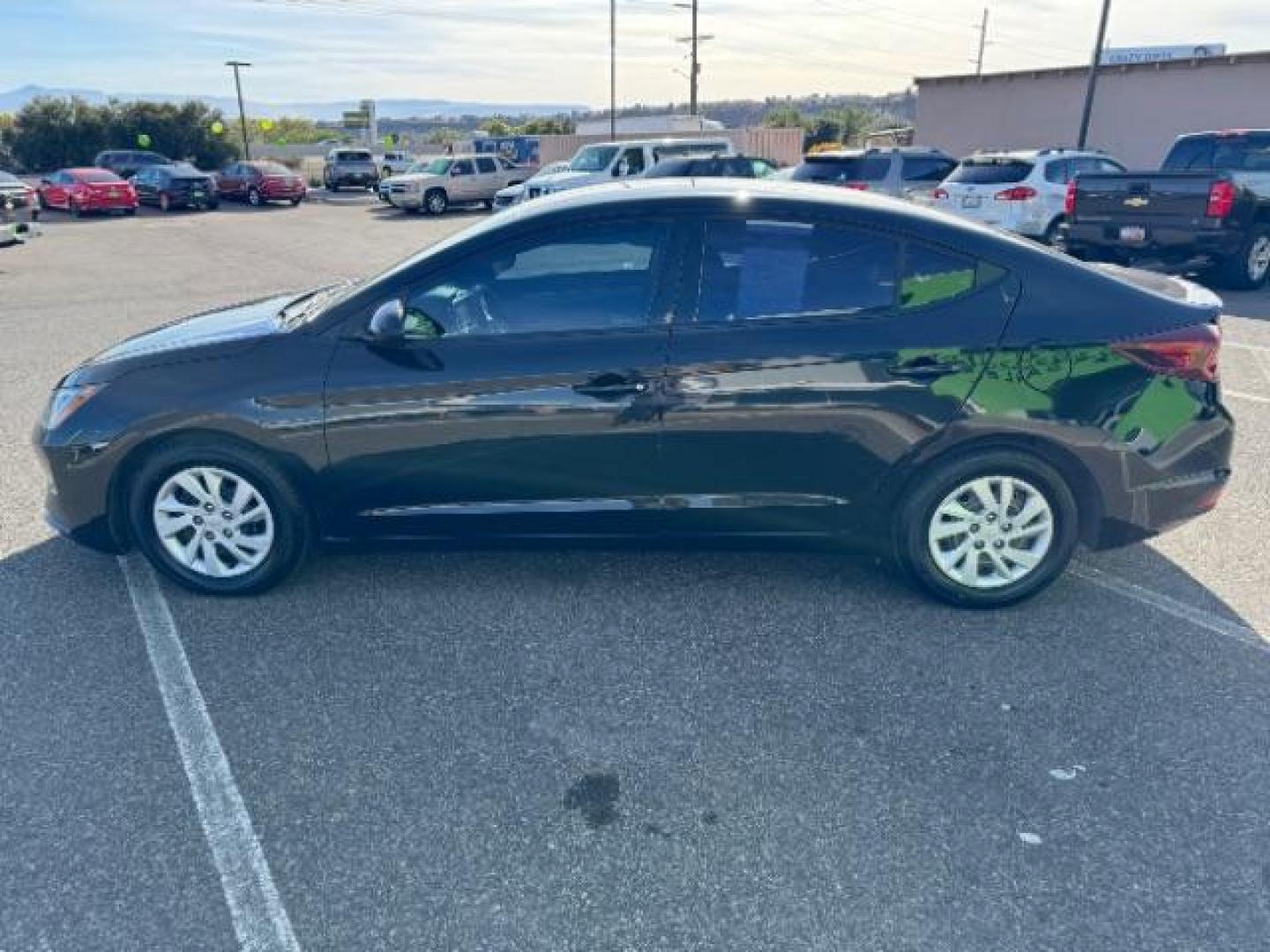 2019 Phantom Black /Beige, cloth Hyundai Elantra SE 6AT (5NPD74LF9KH) with an 1.8L L4 DOHC 16V engine, 6-Speed Automatic transmission, located at 1865 East Red Hills Pkwy, St. George, 84770, (435) 628-0023, 37.120850, -113.543640 - We specialize in helping ALL people get the best financing available. No matter your credit score, good, bad or none we can get you an amazing rate. Had a bankruptcy, divorce, or repossessions? We give you the green light to get your credit back on the road. Low down and affordable payments that fit - Photo#4