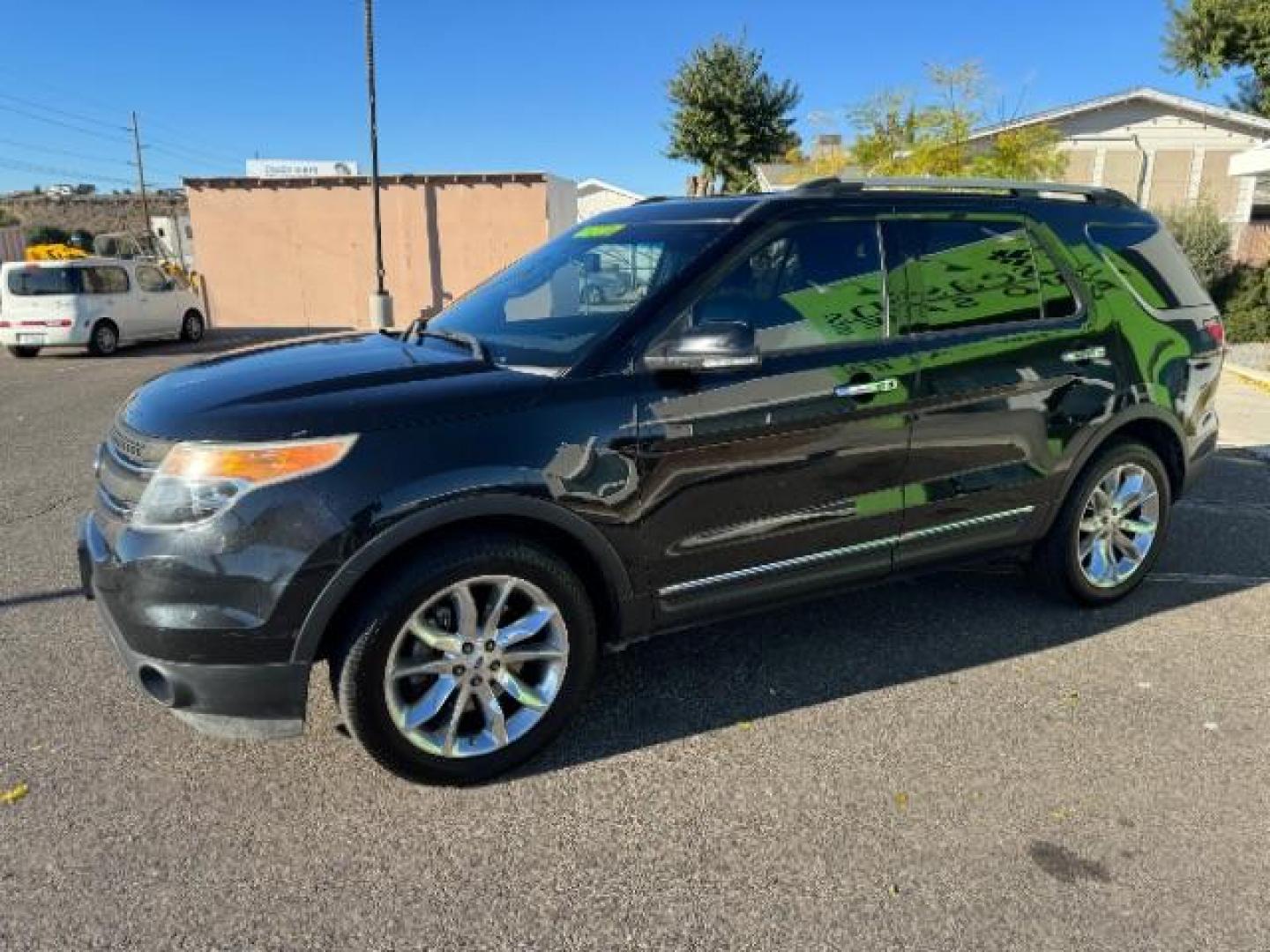 2015 Tuxedo Black Metallic /Charcoal Black, premium cloth Ford Explorer XLT FWD (1FM5K7D8XFG) with an 3.5L V6 DOHC 24V engine, 6-Speed Automatic transmission, located at 1865 East Red Hills Pkwy, St. George, 84770, (435) 628-0023, 37.120850, -113.543640 - Photo#4