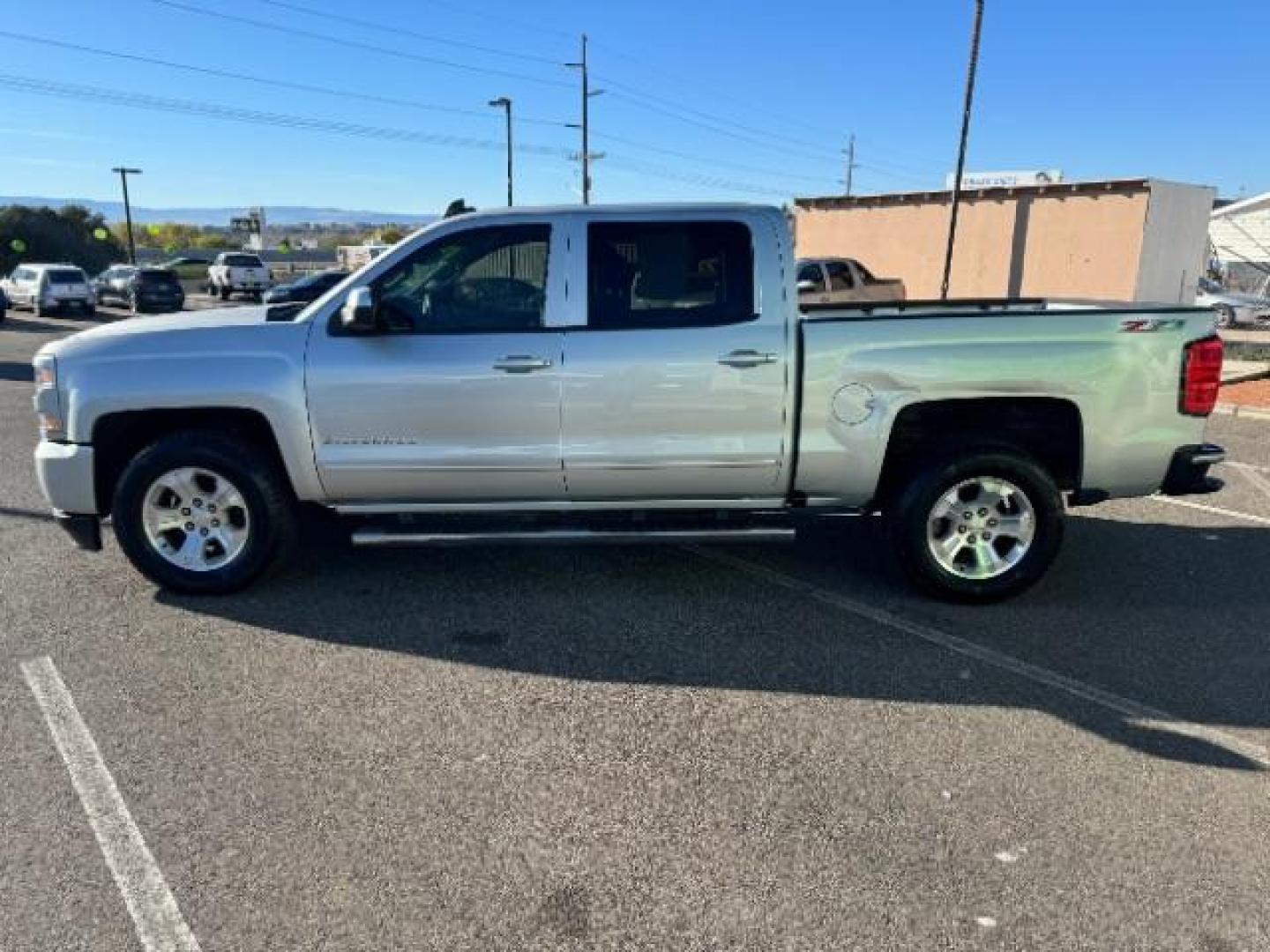 2016 Silver Ice Metallic /Dark Ash Seats w/Jet Black Interior Accents, cloth Chevrolet Silverado 1500 LT Crew Cab 4WD (3GCUKREC5GG) with an 5.3L V8 OHV 16V engine, 6-Speed Automatic transmission, located at 1865 East Red Hills Pkwy, St. George, 84770, (435) 628-0023, 37.120850, -113.543640 - Photo#5