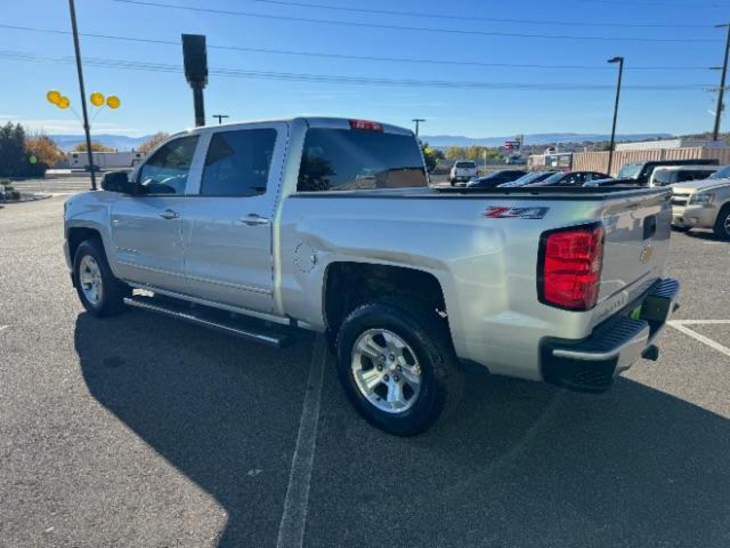 2016 Silver Ice Metallic /Dark Ash Seats w/Jet Black Interior Accents, cloth Chevrolet Silverado 1500 LT Crew Cab 4WD (3GCUKREC5GG) with an 5.3L V8 OHV 16V engine, 6-Speed Automatic transmission, located at 1865 East Red Hills Pkwy, St. George, 84770, (435) 628-0023, 37.120850, -113.543640 - Photo#6