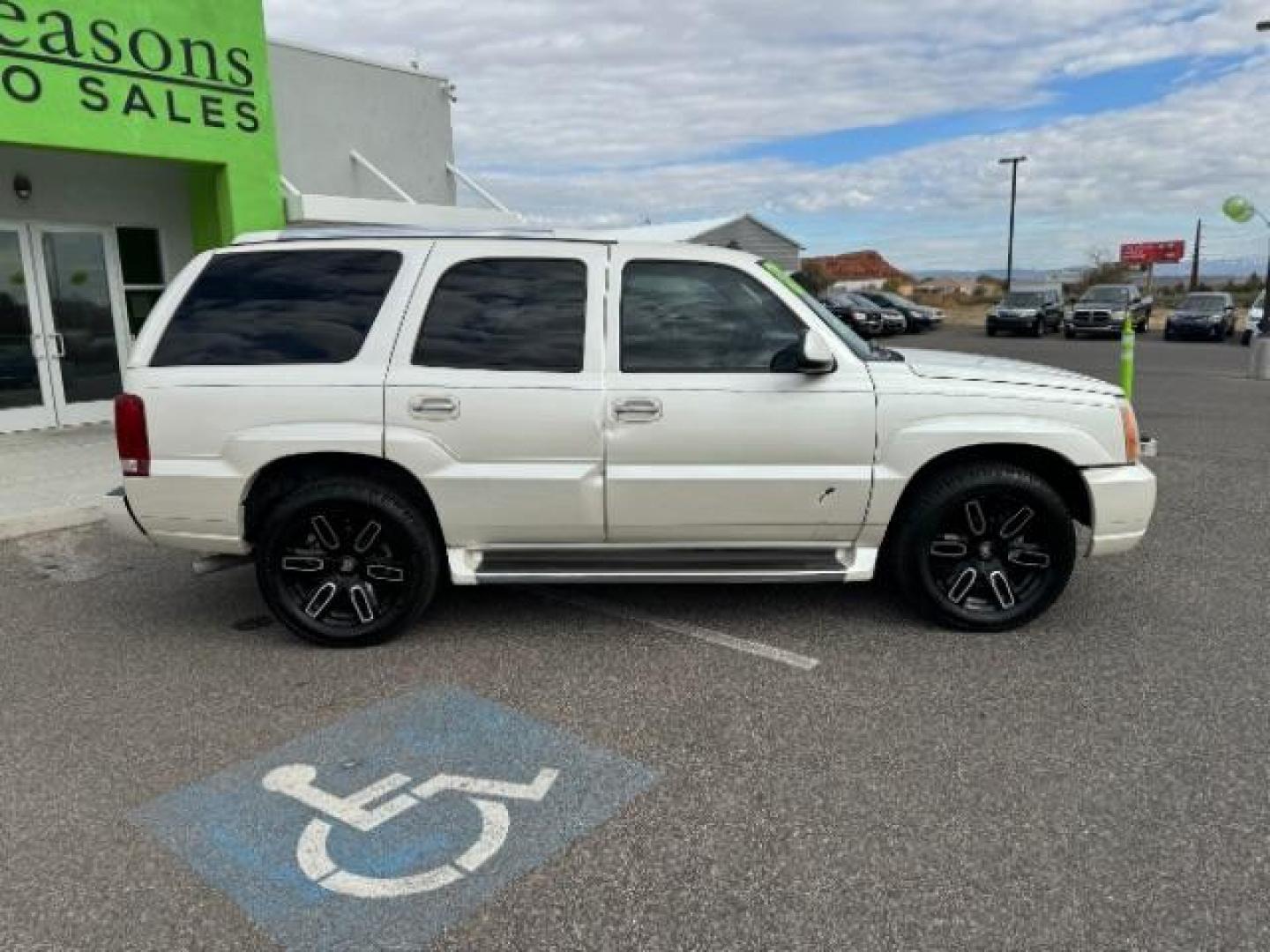 2003 White Diamond /Pewter Leather Cadillac Escalade AWD (1GYEK63NX3R) with an 6.0L V8 OHV 16V engine, 4-Speed Automatic transmission, located at 940 North Main Street, Cedar City, UT, 84720, (435) 628-0023, 37.692936, -113.061897 - Photo#10