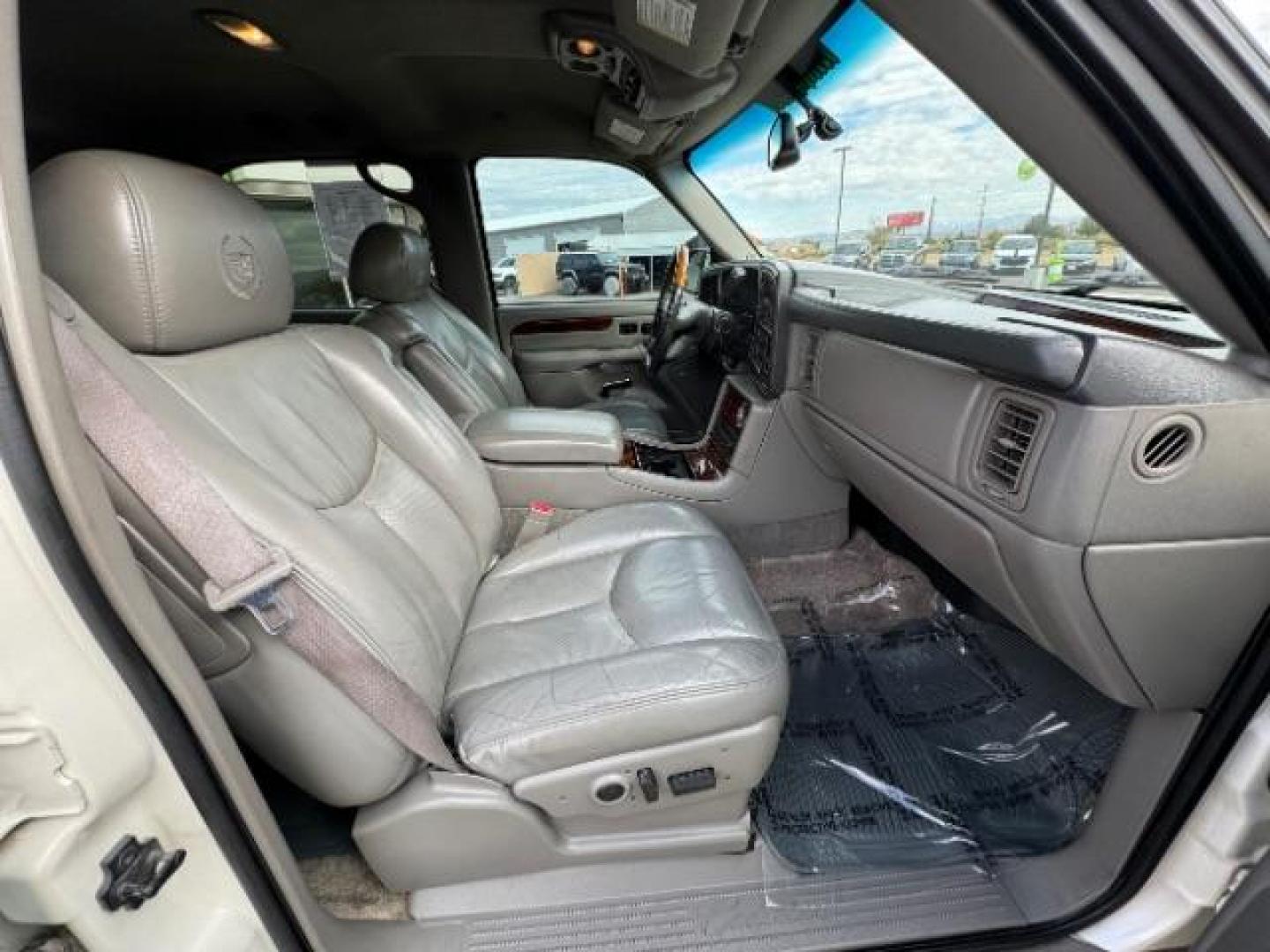 2003 White Diamond /Pewter Leather Cadillac Escalade AWD (1GYEK63NX3R) with an 6.0L V8 OHV 16V engine, 4-Speed Automatic transmission, located at 940 North Main Street, Cedar City, UT, 84720, (435) 628-0023, 37.692936, -113.061897 - Photo#33