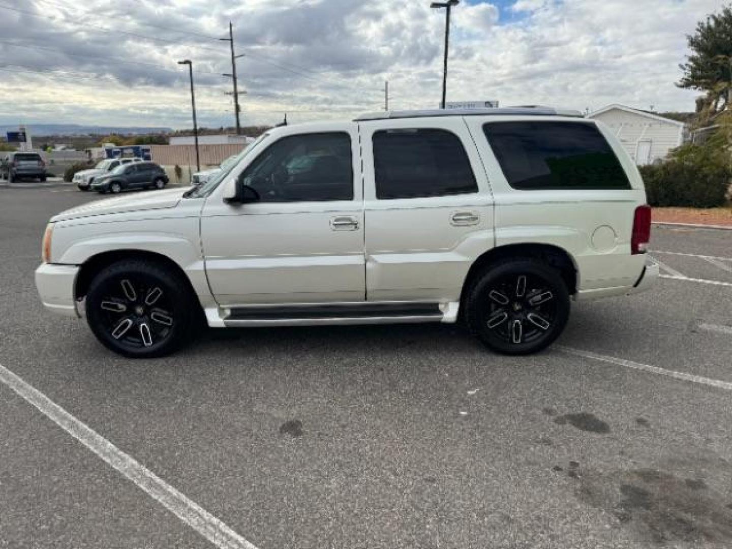 2003 White Diamond /Pewter Leather Cadillac Escalade AWD (1GYEK63NX3R) with an 6.0L V8 OHV 16V engine, 4-Speed Automatic transmission, located at 940 North Main Street, Cedar City, UT, 84720, (435) 628-0023, 37.692936, -113.061897 - Photo#4