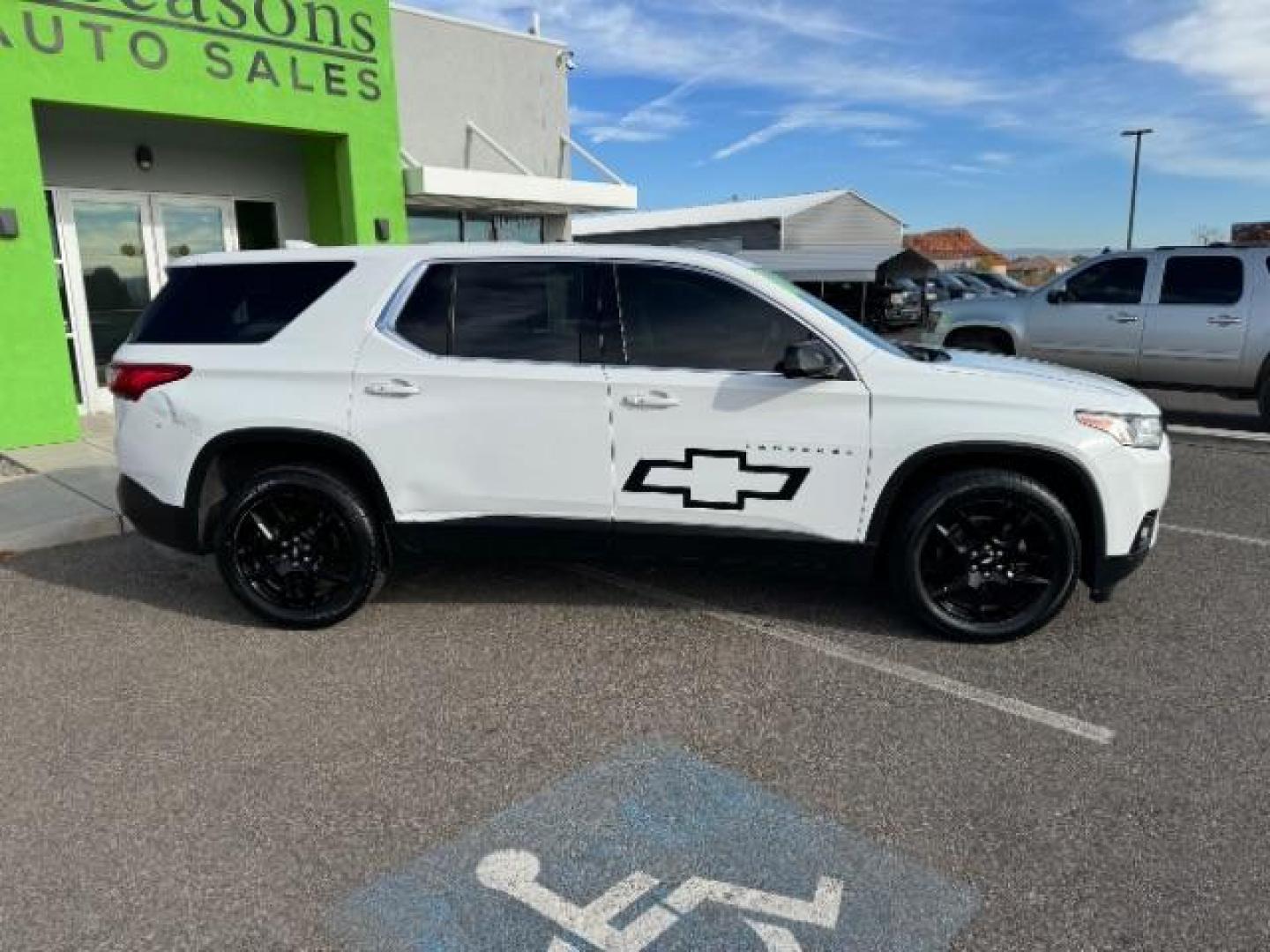 2018 Summit White /Jet Black, premium cloth Chevrolet Traverse LS FWD (1GNERFKW1JJ) with an 3.6L V6 DOHC 24V engine, 9-Speed Automatic transmission, located at 1865 East Red Hills Pkwy, St. George, 84770, (435) 628-0023, 37.120850, -113.543640 - Photo#10