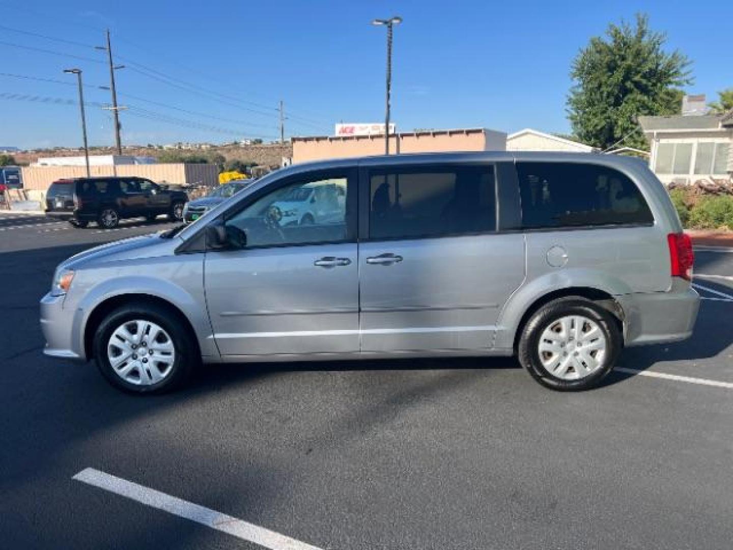 2014 Billet Silver Metall /Black Dodge Grand Caravan SE (2C4RDGBG8ER) with an 3.6L V6 DOHC 24V engine, 6-Speed Automatic transmission, located at 1865 East Red Hills Pkwy, St. George, 84770, (435) 628-0023, 37.120850, -113.543640 - Photo#3