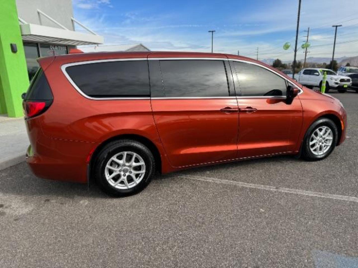 2018 Copper Pearl Coat /Black Leather Interior Chrysler Pacifica LX (2C4RC1CG8JR) with an 3.6L V6 DOHC 24V engine, 9-Speed Automatic transmission, located at 940 North Main Street, Cedar City, UT, 84720, (435) 628-0023, 37.692936, -113.061897 - Photo#9