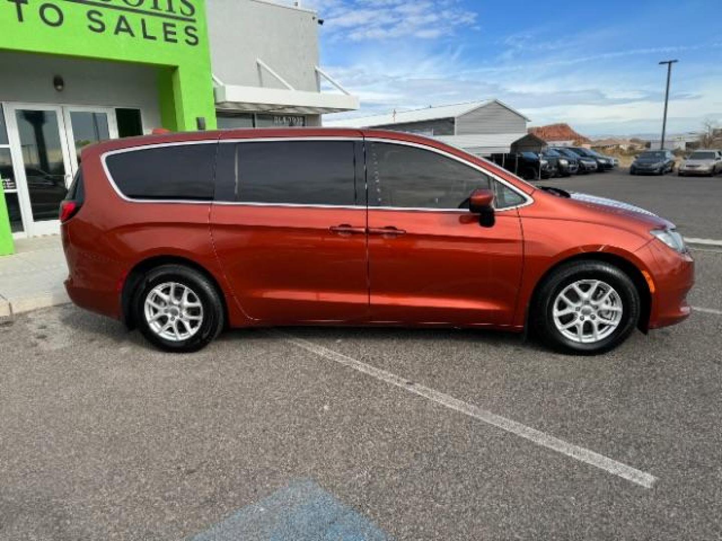 2018 Copper Pearl Coat /Black Leather Interior Chrysler Pacifica LX (2C4RC1CG8JR) with an 3.6L V6 DOHC 24V engine, 9-Speed Automatic transmission, located at 940 North Main Street, Cedar City, UT, 84720, (435) 628-0023, 37.692936, -113.061897 - Photo#10