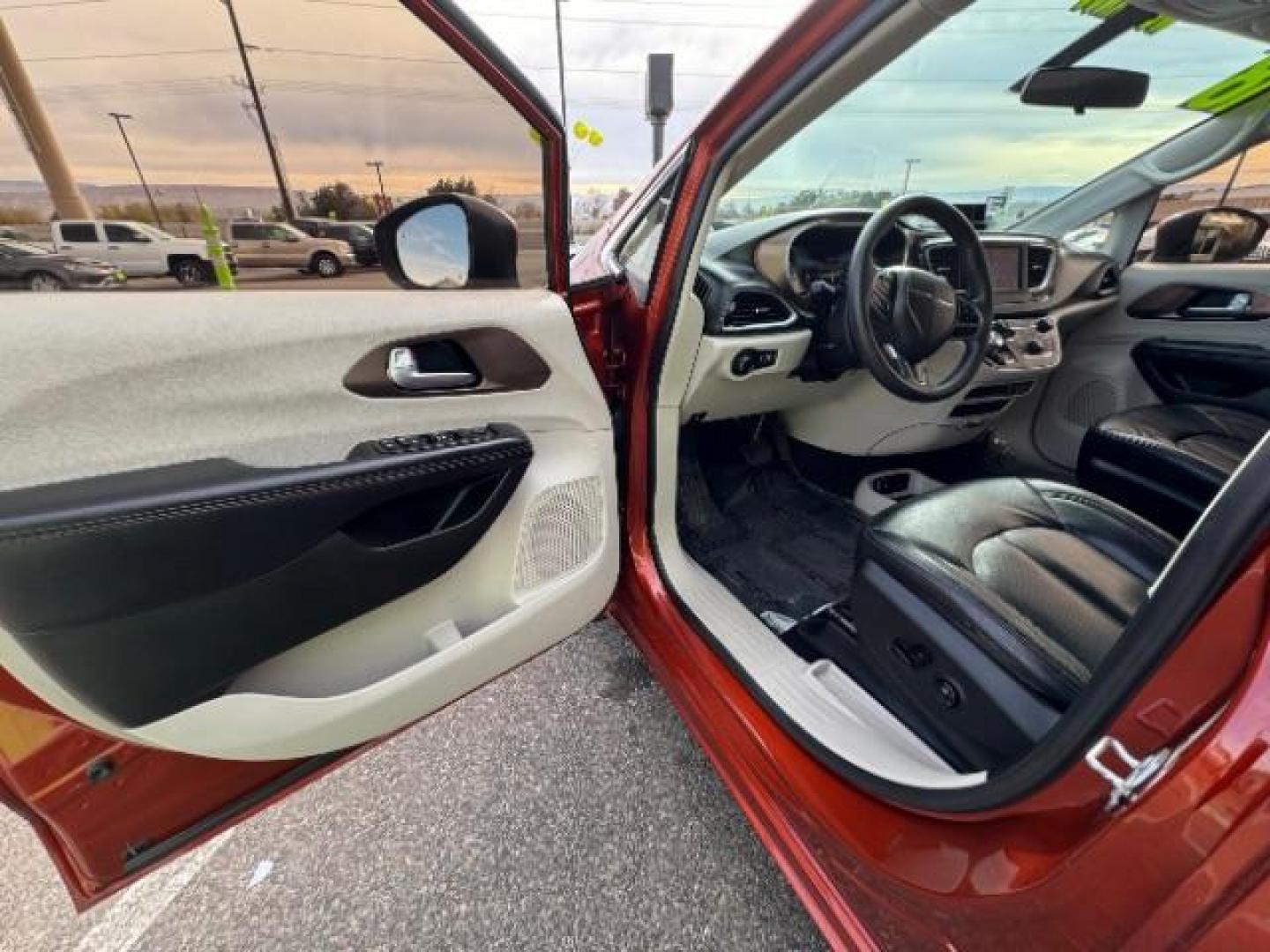 2018 Copper Pearl Coat /Black Leather Interior Chrysler Pacifica LX (2C4RC1CG8JR) with an 3.6L V6 DOHC 24V engine, 9-Speed Automatic transmission, located at 940 North Main Street, Cedar City, UT, 84720, (435) 628-0023, 37.692936, -113.061897 - Photo#15