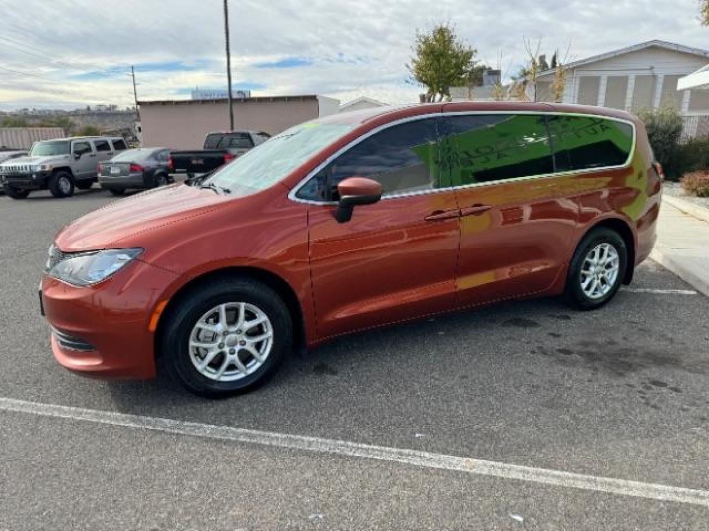 2018 Copper Pearl Coat /Black Leather Interior Chrysler Pacifica LX (2C4RC1CG8JR) with an 3.6L V6 DOHC 24V engine, 9-Speed Automatic transmission, located at 940 North Main Street, Cedar City, UT, 84720, (435) 628-0023, 37.692936, -113.061897 - Photo#4