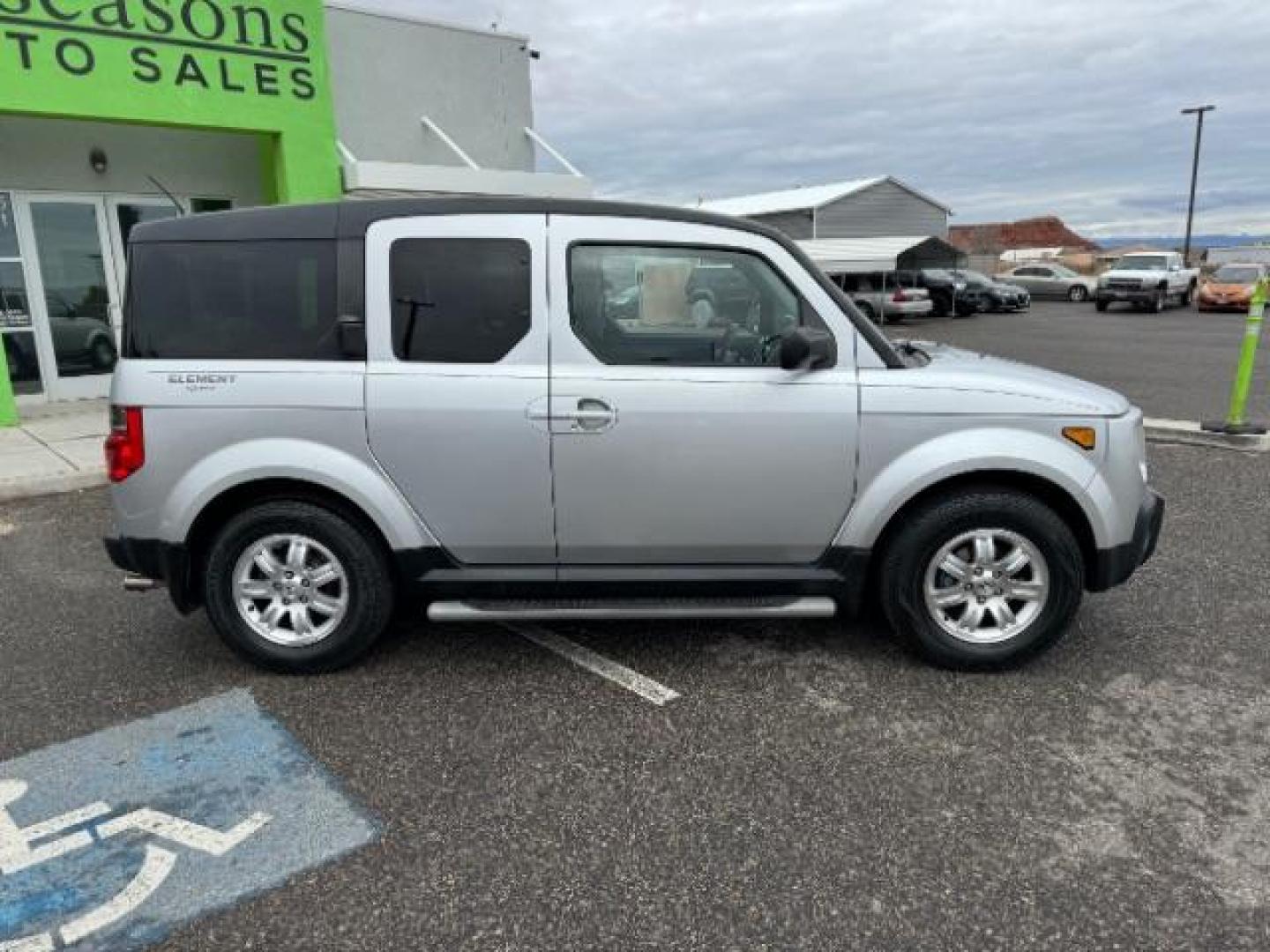 2006 Alabaster Silver Metallic /Gray/Blue Cloth Interior Honda Element EX-P 2WD AT (5J6YH187X6L) with an 2.4L L4 DOHC 16V engine, 4-Speed Automatic transmission, located at 940 North Main Street, Cedar City, UT, 84720, (435) 628-0023, 37.692936, -113.061897 - Photo#12