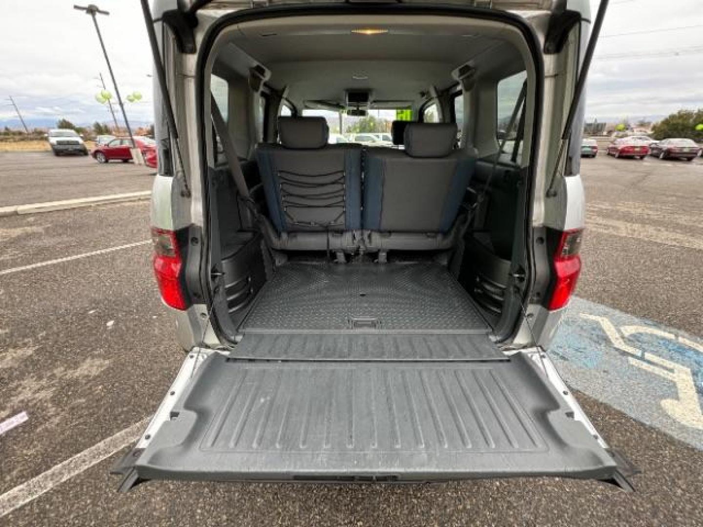 2006 Alabaster Silver Metallic /Gray/Blue Cloth Interior Honda Element EX-P 2WD AT (5J6YH187X6L) with an 2.4L L4 DOHC 16V engine, 4-Speed Automatic transmission, located at 940 North Main Street, Cedar City, UT, 84720, (435) 628-0023, 37.692936, -113.061897 - Photo#28