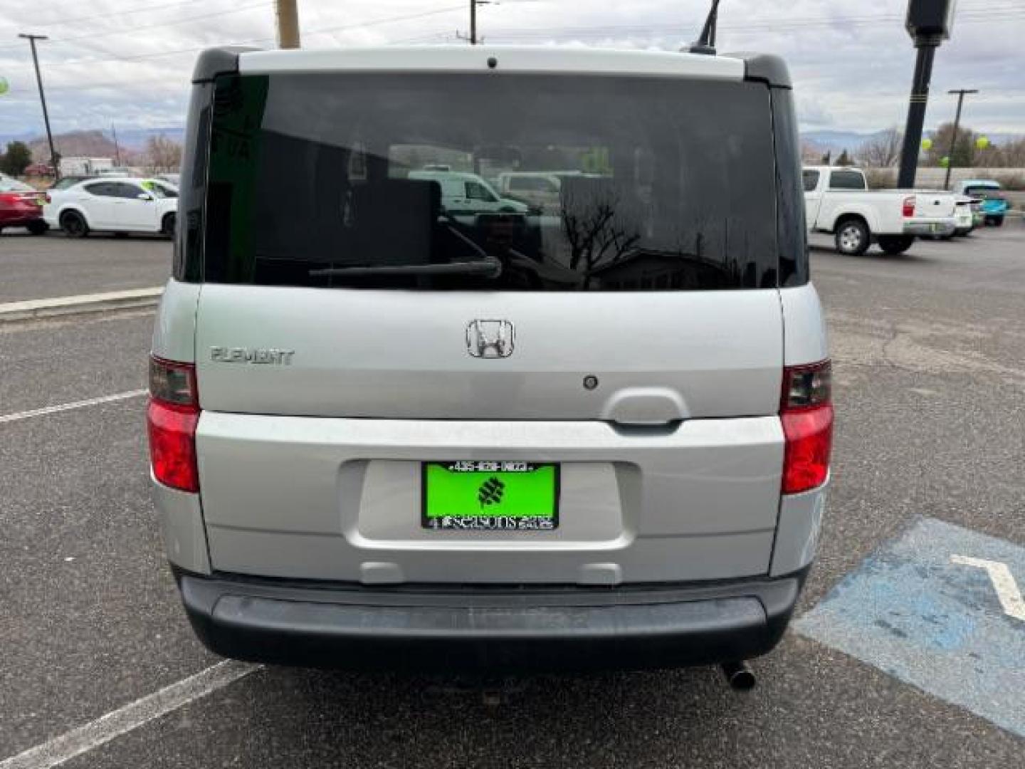 2006 Alabaster Silver Metallic /Gray/Blue Cloth Interior Honda Element EX-P 2WD AT (5J6YH187X6L) with an 2.4L L4 DOHC 16V engine, 4-Speed Automatic transmission, located at 940 North Main Street, Cedar City, UT, 84720, (435) 628-0023, 37.692936, -113.061897 - Photo#8