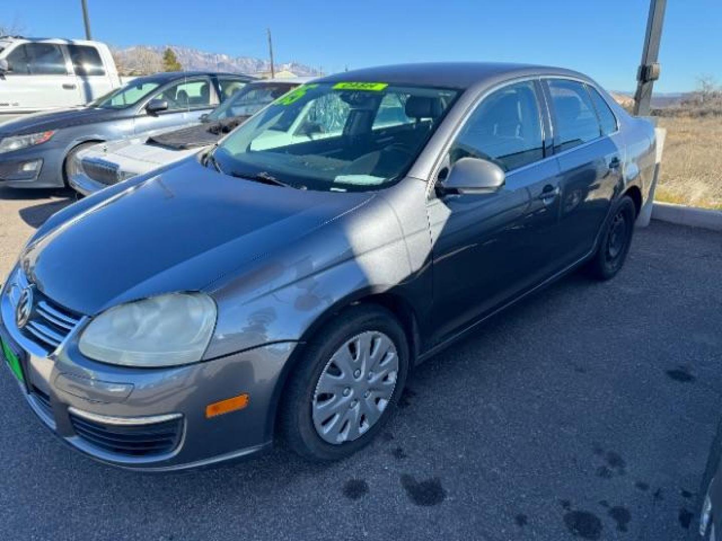 2005 Wheat Beige /Gray Leather Interior Volkswagen Jetta 2.5L PZEV (3VWRG71K05M) with an 2.5L L5 DOHC 20V engine, 6-Speed Automatic transmission, located at 1865 East Red Hills Pkwy, St. George, 84770, (435) 628-0023, 37.120850, -113.543640 - Photo#2