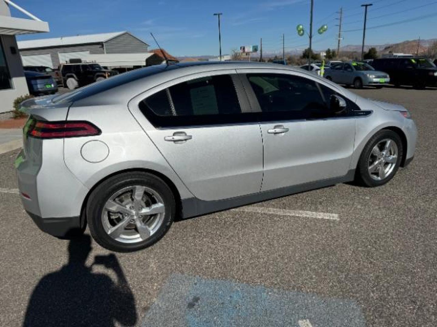 2012 Silver Ice Metallic /Jet Black and Ceramic White Cloth Interior Chevrolet Volt Premium w/ Navigation (1G1RD6E47CU) with an 1.4L L4 DOHC 16V PLUG-IN HYBRID engine, Continuously Variable Transmission transmission, located at 1865 East Red Hills Pkwy, St. George, 84770, (435) 628-0023, 37.120850, -113.543640 - We specialize in helping ALL people get the best financing available. No matter your credit score, good, bad or none we can get you an amazing rate. Had a bankruptcy, divorce, or repossessions? We give you the green light to get your credit back on the road. Low down and affordable payments that fit - Photo#11