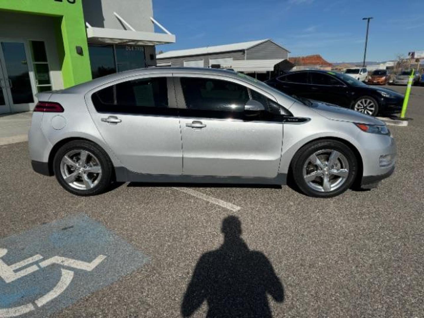 2012 Silver Ice Metallic /Jet Black and Ceramic White Cloth Interior Chevrolet Volt Premium w/ Navigation (1G1RD6E47CU) with an 1.4L L4 DOHC 16V PLUG-IN HYBRID engine, Continuously Variable Transmission transmission, located at 1865 East Red Hills Pkwy, St. George, 84770, (435) 628-0023, 37.120850, -113.543640 - We specialize in helping ALL people get the best financing available. No matter your credit score, good, bad or none we can get you an amazing rate. Had a bankruptcy, divorce, or repossessions? We give you the green light to get your credit back on the road. Low down and affordable payments that fit - Photo#12