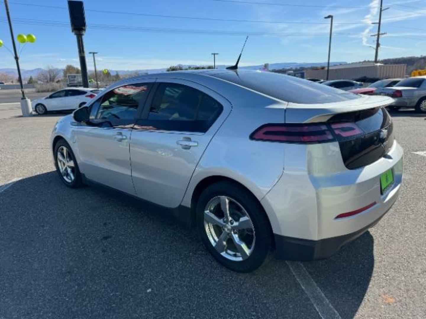 2012 Silver Ice Metallic /Jet Black and Ceramic White Cloth Interior Chevrolet Volt Premium w/ Navigation (1G1RD6E47CU) with an 1.4L L4 DOHC 16V PLUG-IN HYBRID engine, Continuously Variable Transmission transmission, located at 1865 East Red Hills Pkwy, St. George, 84770, (435) 628-0023, 37.120850, -113.543640 - We specialize in helping ALL people get the best financing available. No matter your credit score, good, bad or none we can get you an amazing rate. Had a bankruptcy, divorce, or repossessions? We give you the green light to get your credit back on the road. Low down and affordable payments that fit - Photo#6