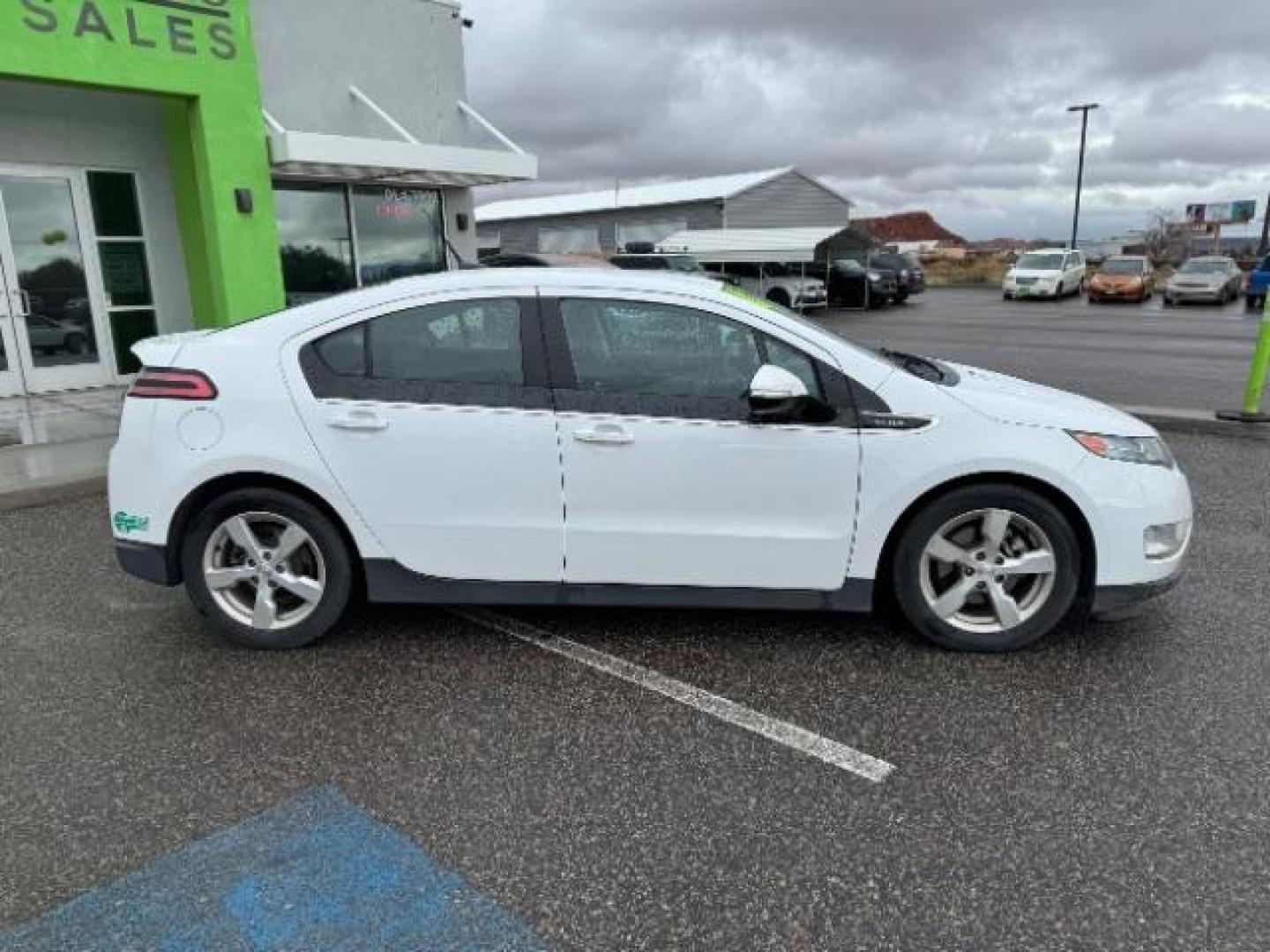 2014 White /Black Cloth Interior Chevrolet Volt Premium w/ Navigation and LEP (1G1RH6E47EU) with an 1.4L L4 DOHC 16V PLUG-IN HYBRID engine, Continuously Variable Transmission transmission, located at 1865 East Red Hills Pkwy, St. George, 84770, (435) 628-0023, 37.120850, -113.543640 - We specialize in helping ALL people get the best financing available. No matter your credit score, good, bad or none we can get you an amazing rate. Had a bankruptcy, divorce, or repossessions? We give you the green light to get your credit back on the road. Low down and affordable payments that fit - Photo#12