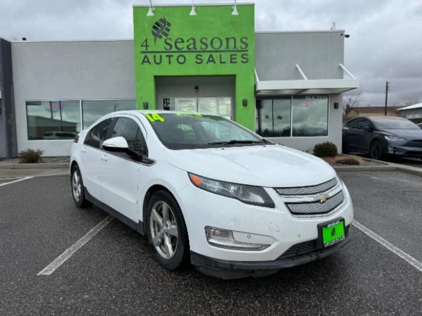 2014 White /Black Cloth Interior Chevrolet Volt Premium w/ Navigation and LEP (1G1RH6E47EU) with an 1.4L L4 DOHC 16V PLUG-IN HYBRID engine, Continuously Variable Transmission transmission, located at 1865 East Red Hills Pkwy, St. George, 84770, (435) 628-0023, 37.120850, -113.543640 - We specialize in helping ALL people get the best financing available. No matter your credit score, good, bad or none we can get you an amazing rate. Had a bankruptcy, divorce, or repossessions? We give you the green light to get your credit back on the road. Low down and affordable payments that fit - Photo#0