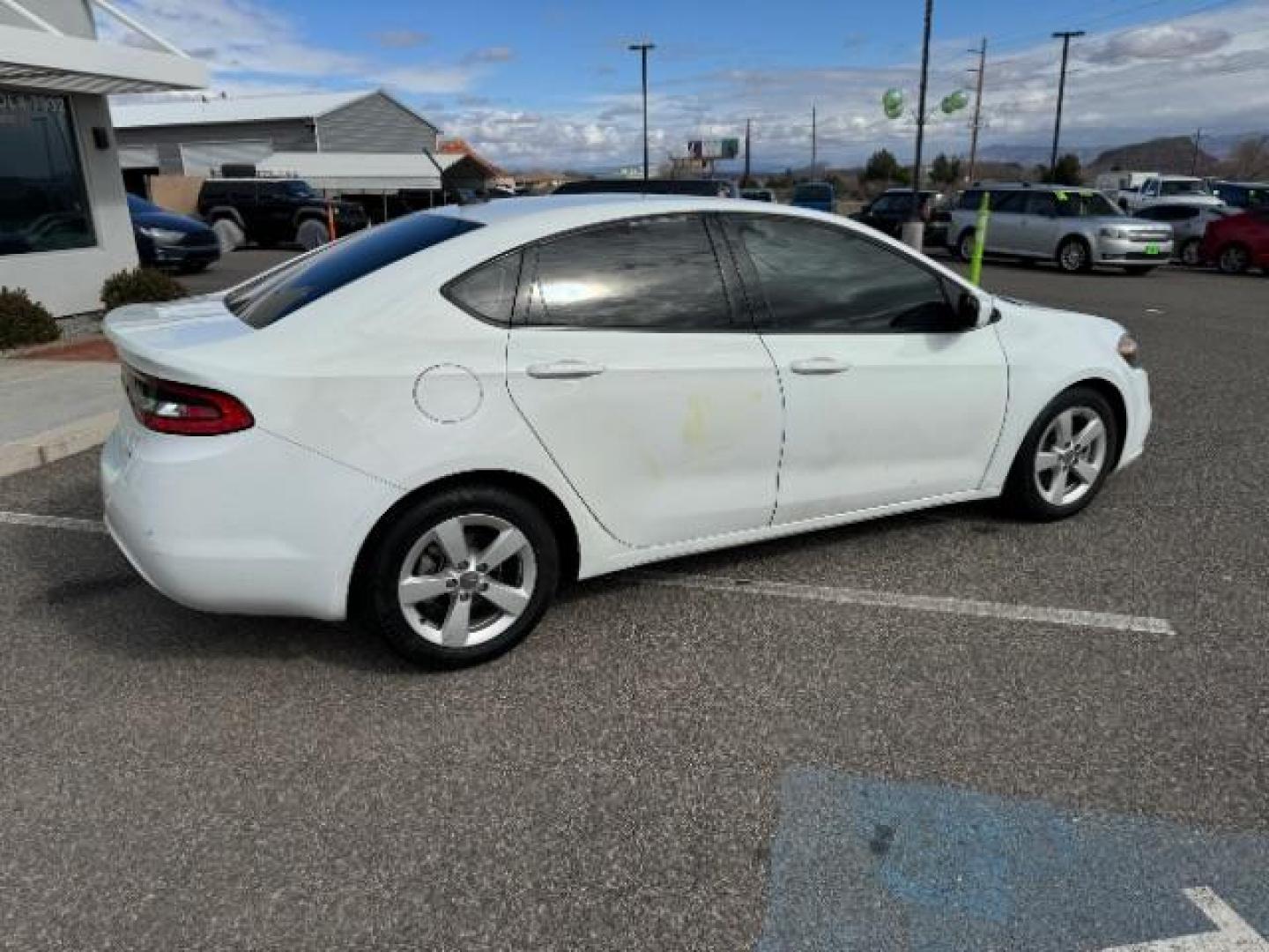 2016 White /Black, premium cloth Dodge Dart SXT (1C3CDFBB9GD) with an 2.4L L4 DOHC 16V engine, 6-Speed Automatic transmission, located at 940 North Main Street, Cedar City, UT, 84720, (435) 628-0023, 37.692936, -113.061897 - Photo#10