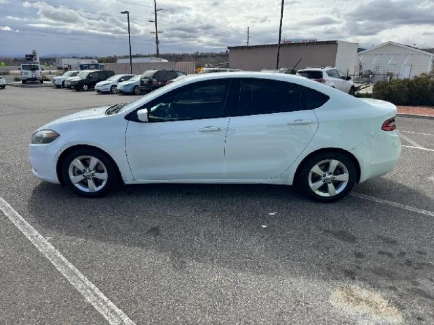 2016 White /Black, premium cloth Dodge Dart SXT (1C3CDFBB9GD) with an 2.4L L4 DOHC 16V engine, 6-Speed Automatic transmission, located at 940 North Main Street, Cedar City, UT, 84720, (435) 628-0023, 37.692936, -113.061897 - Photo#5