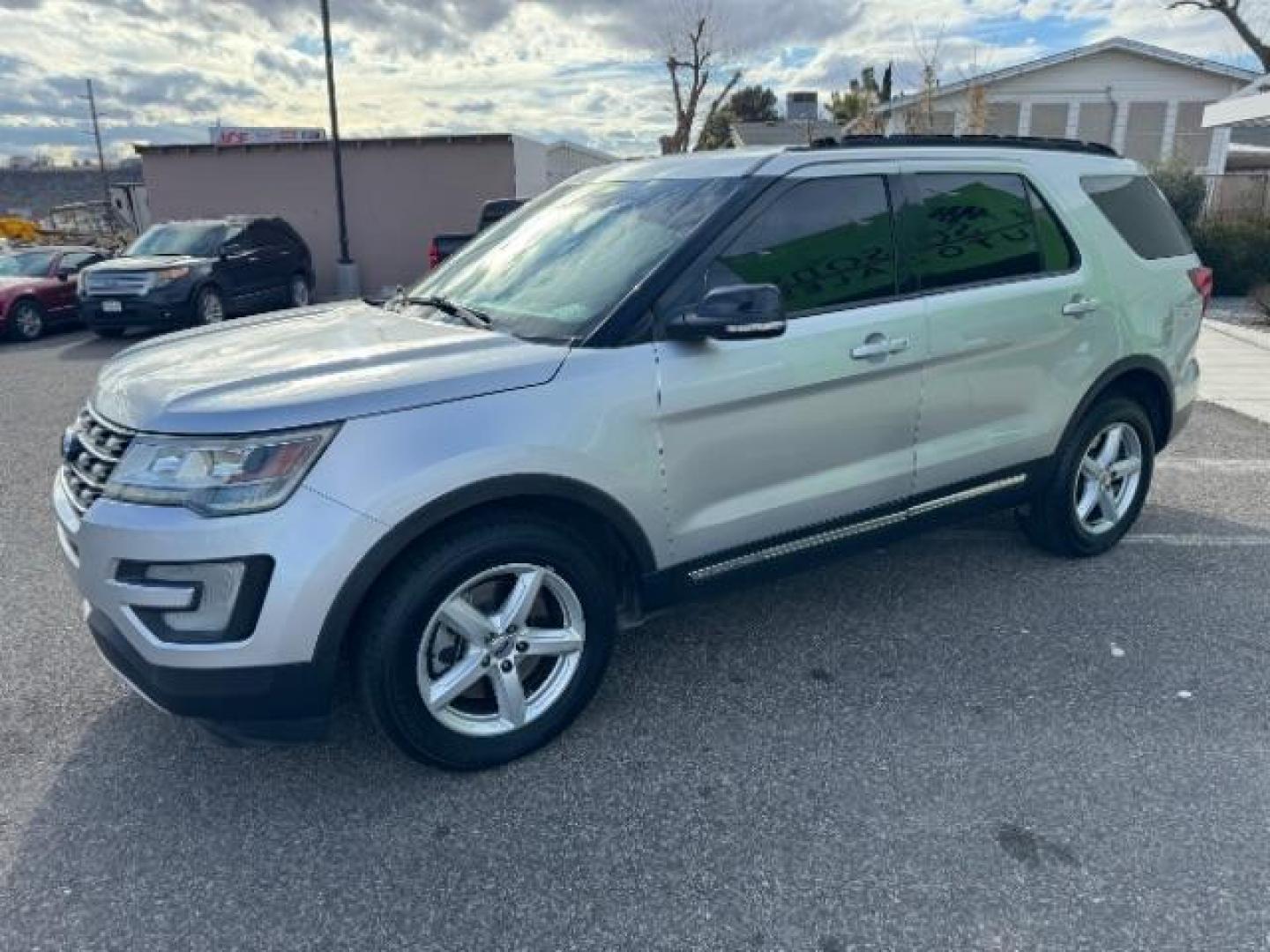 2016 Ingot Silver /Ebony Black, cloth Ford Explorer XLT 4WD (1FM5K8D81GG) with an 3.5L V6 DOHC 24V engine, 6-Speed Automatic transmission, located at 940 North Main Street, Cedar City, UT, 84720, (435) 628-0023, 37.692936, -113.061897 - Photo#4