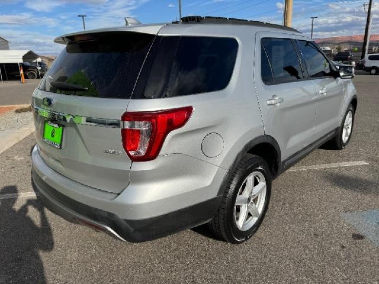 2016 Ingot Silver /Ebony Black, cloth Ford Explorer XLT 4WD (1FM5K8D81GG) with an 3.5L V6 DOHC 24V engine, 6-Speed Automatic transmission, located at 940 North Main Street, Cedar City, UT, 84720, (435) 628-0023, 37.692936, -113.061897 - Photo#9