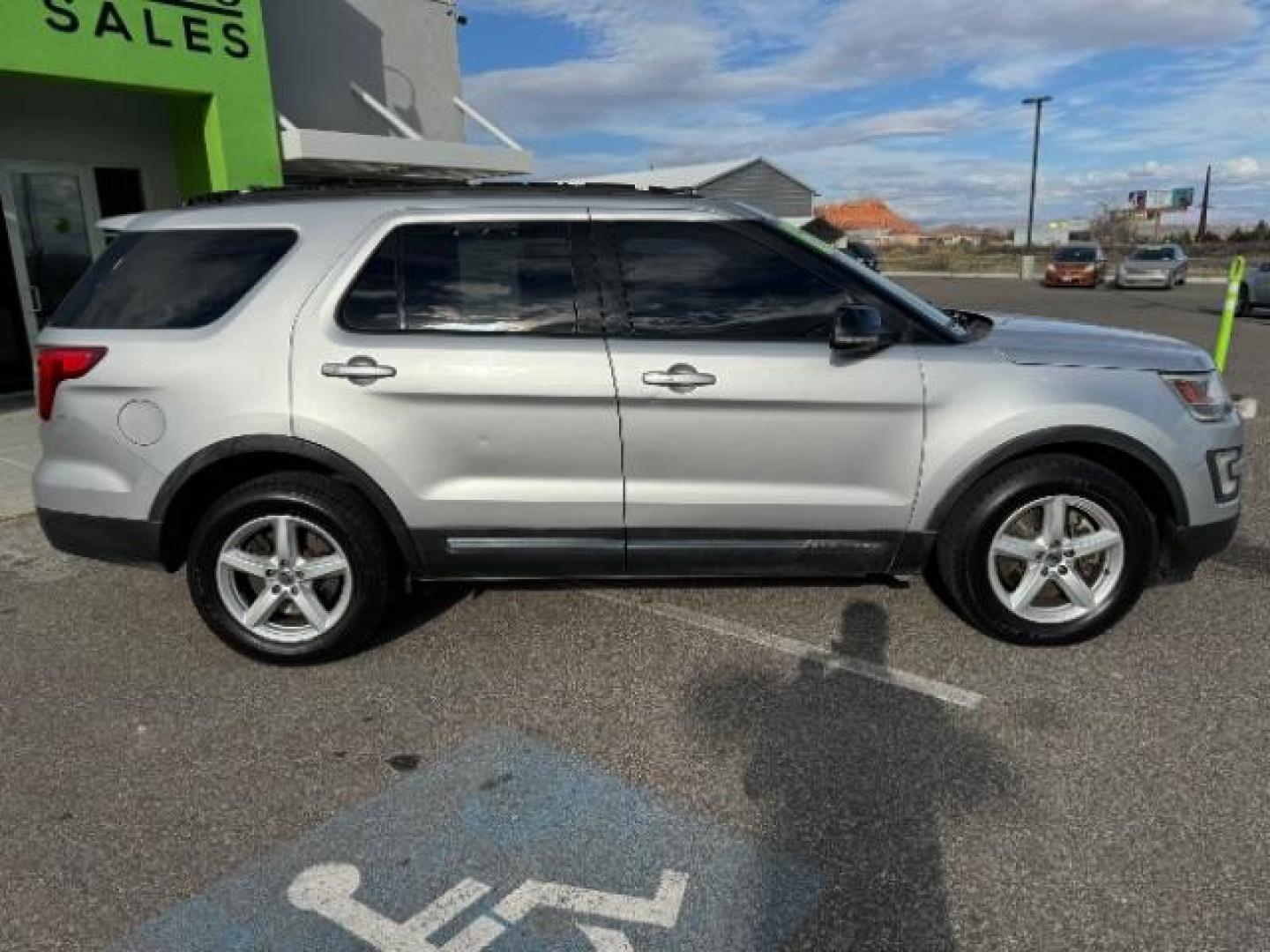 2016 Ingot Silver /Ebony Black, cloth Ford Explorer XLT 4WD (1FM5K8D81GG) with an 3.5L V6 DOHC 24V engine, 6-Speed Automatic transmission, located at 940 North Main Street, Cedar City, UT, 84720, (435) 628-0023, 37.692936, -113.061897 - Photo#11