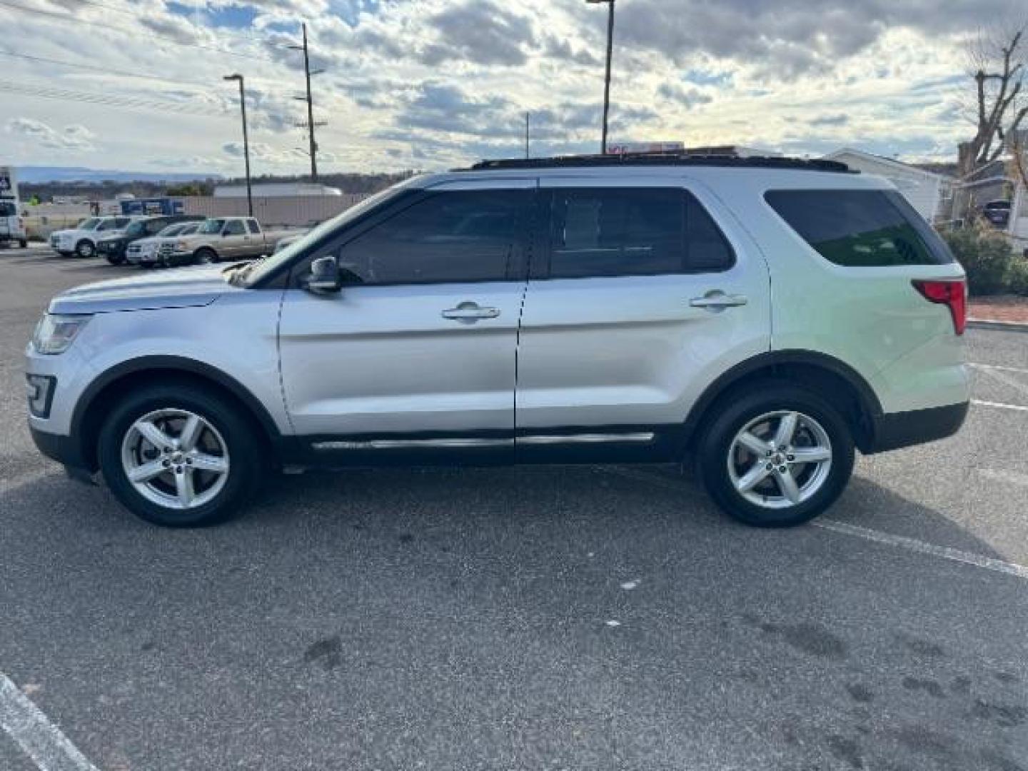 2016 Ingot Silver /Ebony Black, cloth Ford Explorer XLT 4WD (1FM5K8D81GG) with an 3.5L V6 DOHC 24V engine, 6-Speed Automatic transmission, located at 940 North Main Street, Cedar City, UT, 84720, (435) 628-0023, 37.692936, -113.061897 - Photo#5