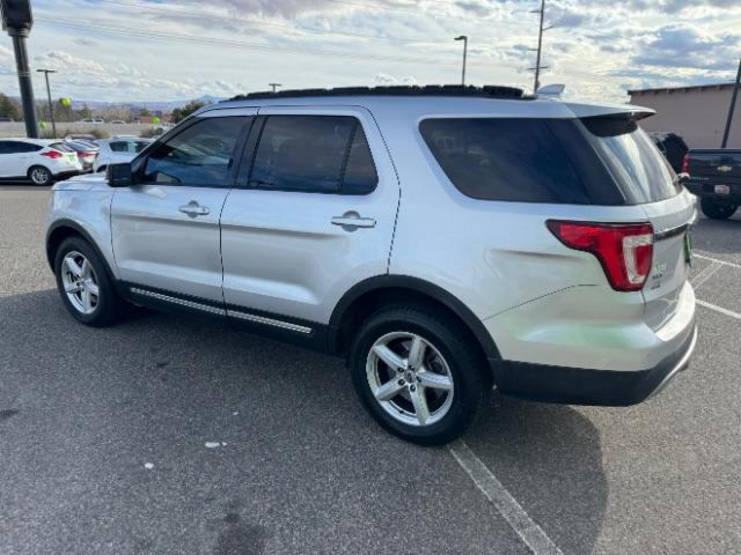 2016 Ingot Silver /Ebony Black, cloth Ford Explorer XLT 4WD (1FM5K8D81GG) with an 3.5L V6 DOHC 24V engine, 6-Speed Automatic transmission, located at 940 North Main Street, Cedar City, UT, 84720, (435) 628-0023, 37.692936, -113.061897 - Photo#6