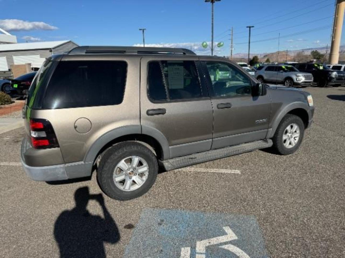 2006 Dark Stone Metallic /Camel Cloth Interior Ford Explorer XLT 4.0L 4WD (1FMEU73E26U) with an 4.0L V6 SOHC 16V engine, 5-Speed Automatic transmission, located at 940 North Main Street, Cedar City, UT, 84720, (435) 628-0023, 37.692936, -113.061897 - Photo#10