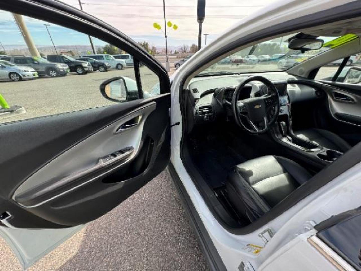 2014 White /Black Leather Interior Chevrolet Volt Premium w/ LEP (1G1RF6E42EU) with an 1.4L L4 DOHC 16V PLUG-IN HYBRID engine, Continuously Variable Transmission transmission, located at 940 North Main Street, Cedar City, UT, 84720, (435) 628-0023, 37.692936, -113.061897 - Photo#17