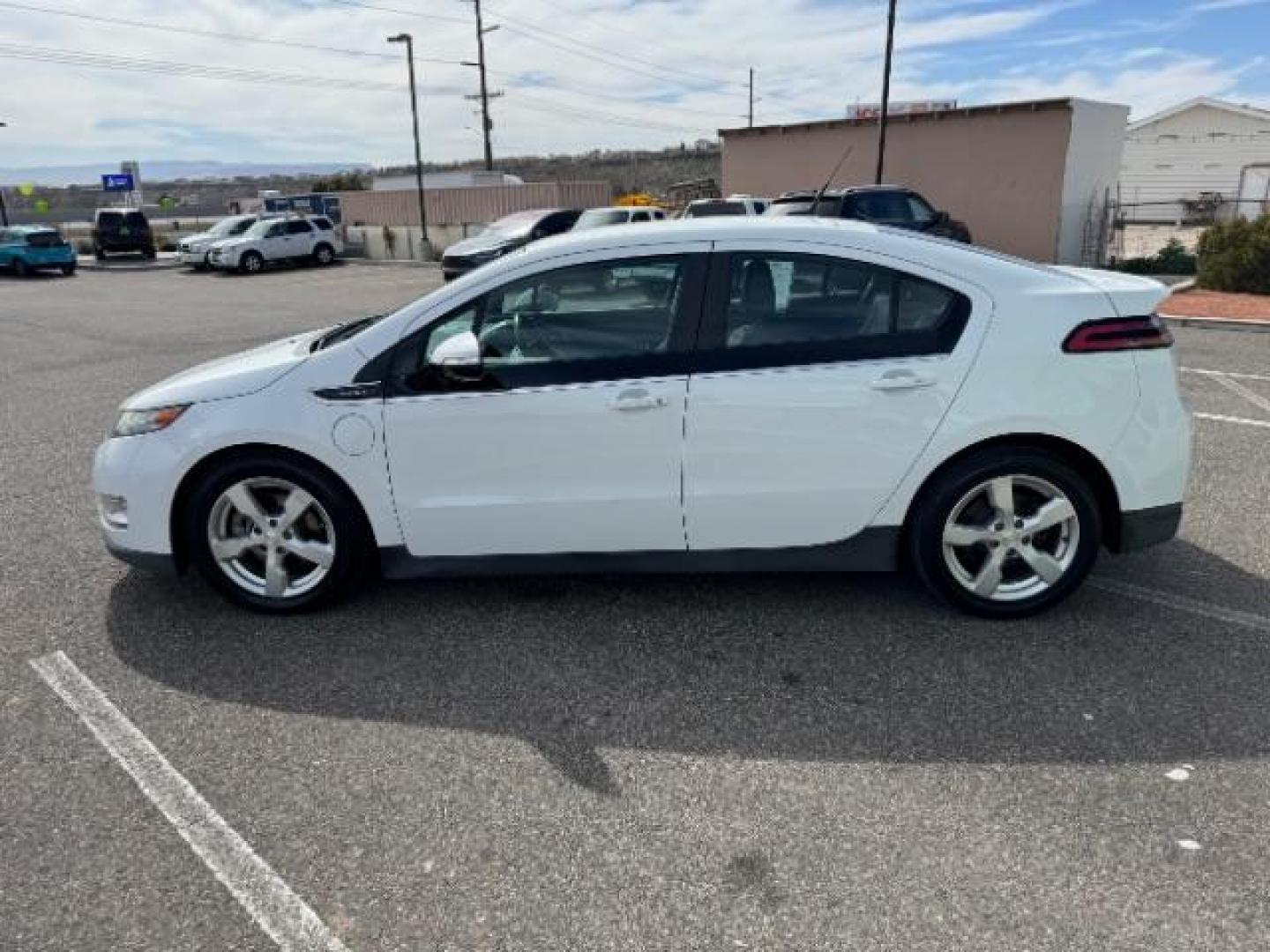 2014 White /Black Leather Interior Chevrolet Volt Premium w/ LEP (1G1RF6E42EU) with an 1.4L L4 DOHC 16V PLUG-IN HYBRID engine, Continuously Variable Transmission transmission, located at 940 North Main Street, Cedar City, UT, 84720, (435) 628-0023, 37.692936, -113.061897 - Photo#6