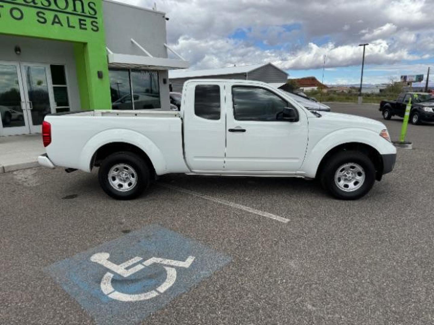 2018 Glacier White /Graphite, cloth Nissan Frontier SV King Cab I4 5AT 2WD (1N6BD0CT3JN) with an 2.5L L4 DOHC 16V engine, 5-Speed Manual transmission, located at 1865 East Red Hills Pkwy, St. George, 84770, (435) 628-0023, 37.120850, -113.543640 - We specialize in helping ALL people get the best financing available. No matter your credit score, good, bad or none we can get you an amazing rate. Had a bankruptcy, divorce, or repossessions? We give you the green light to get your credit back on the road. Low down and affordable payments that fit - Photo#11