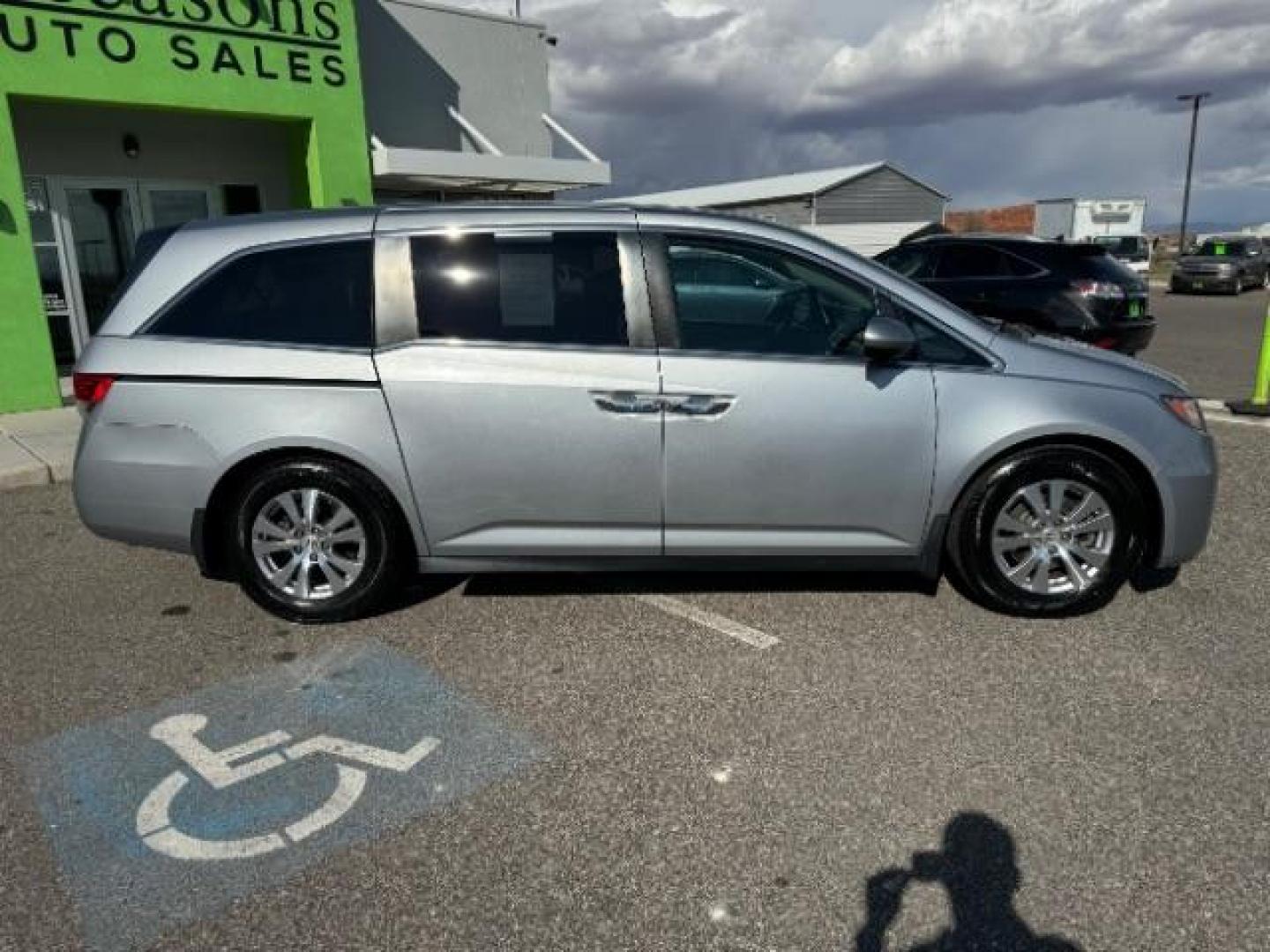 2016 Lunar Silver Metallic /Gray, cloth Honda Odyssey SE (5FNRL5H30GB) with an 3.5L V6 SOHC 24V engine, 6-Speed Automatic transmission, located at 940 North Main Street, Cedar City, UT, 84720, (435) 628-0023, 37.692936, -113.061897 - Photo#11